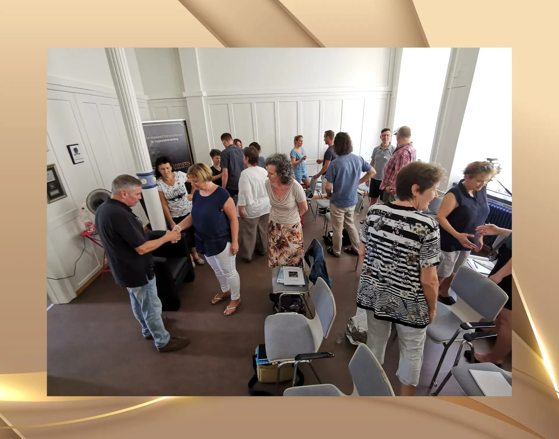 Teilnehmerinnen und Teilnehmer üben praktische Techniken in einer professionellen Hypnose Weiterbildung in der Schweiz.