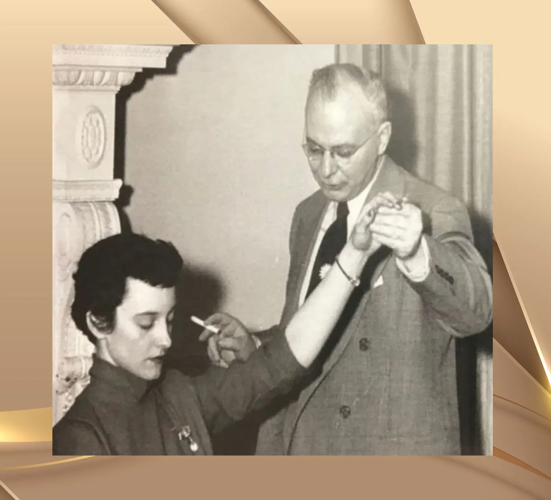 Dave Elman demonstriert eine Hypnose-Induktion bei einer Klientin