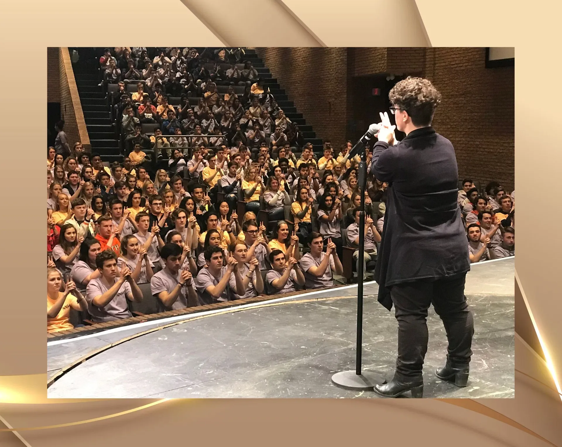 Demonstration hypnotischer Techniken im Rahmen eines internationalen Bühnenauftritts