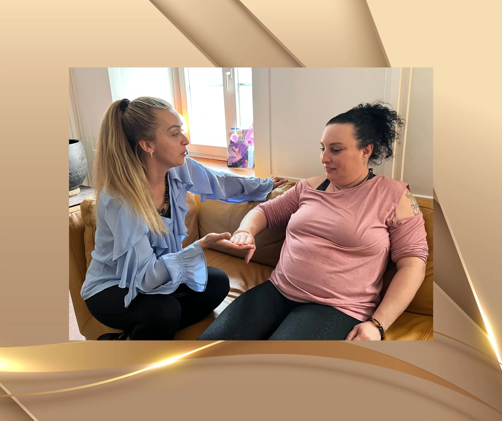 Teilnehmer der Blitzhypnose Ausbildung mit Nicole Wackernagel üben Schnellhypnose-Techniken in der Praxis