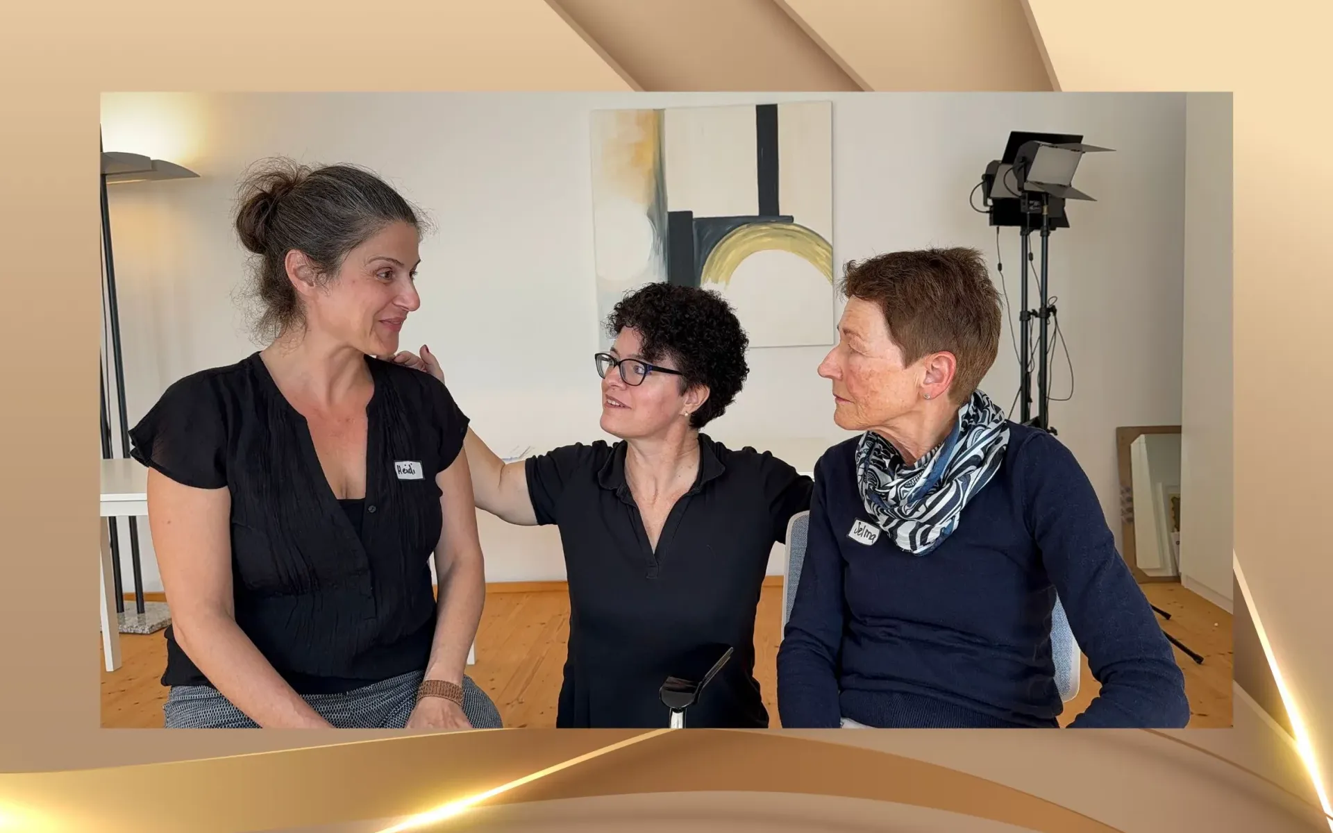 Hypnose Fachfortbildung Schweiz – Ausbilderin erklärt zwei Schülerinnen eine praktische Hypnose-Übung