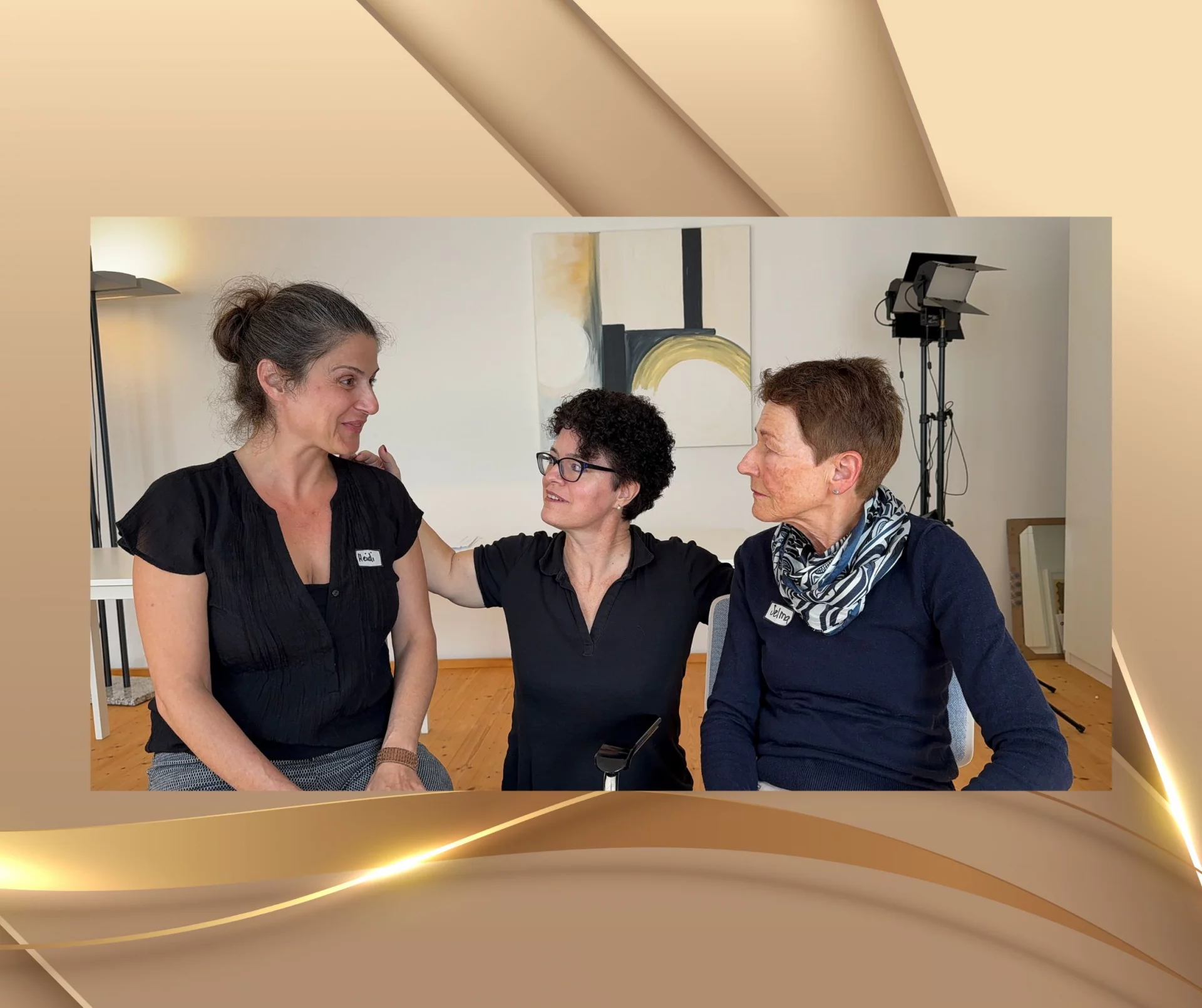 Hypnose Fachfortbildung Schweiz – Ausbilderin erklärt zwei Schülerinnen eine praktische Hypnose-Übung