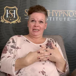 Petra, erfahrene Hypnosetherapeutin, teilt ihr Feedback zur Fachfortbildung Confident Hypnotiseur und erzählt, wie sie durch Hypnose ihr Selbstvertrauen und Selbstwertgefühl nachhaltig stärken konnte – Hypnose Ausbildung Schweiz.
