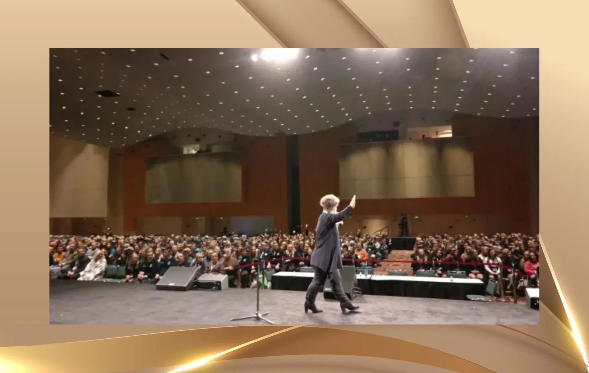 Nicole Wackernagel bei einer internationalen Bühnenhypnose vor großem Publikum – Transformation mit Verantwortung