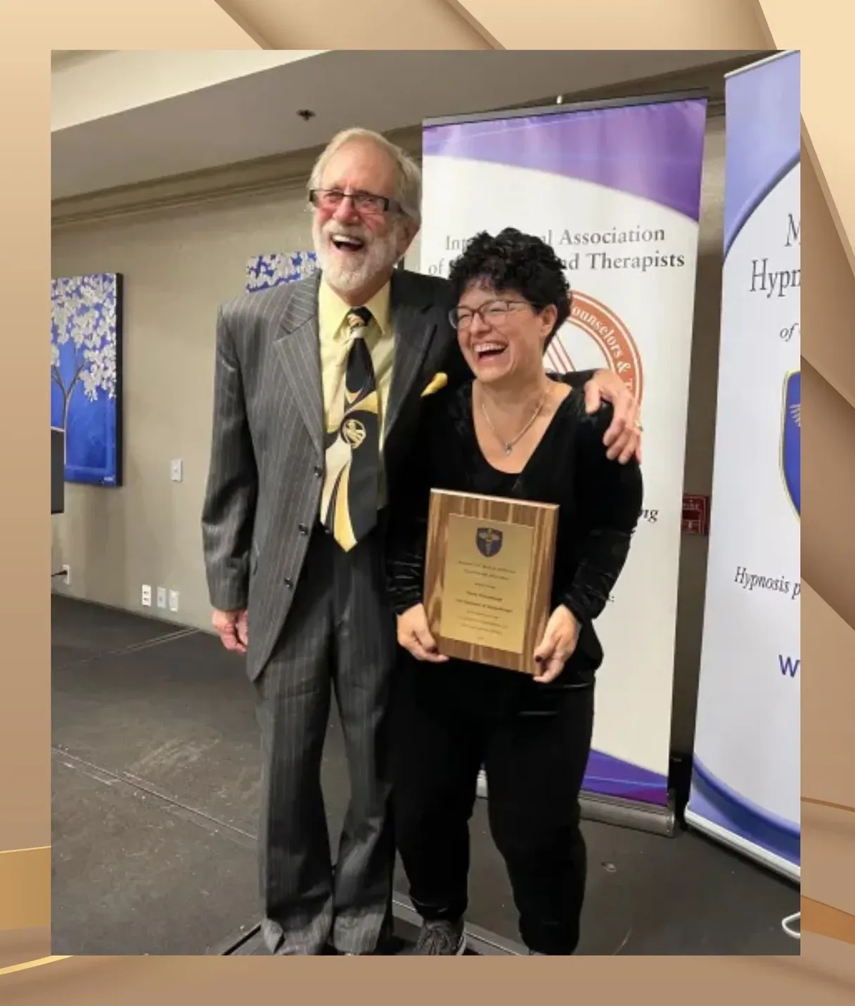 Nicole Wackernagel und Robert Otto lachend bei der internationalen Hypnose-Awardverleihung