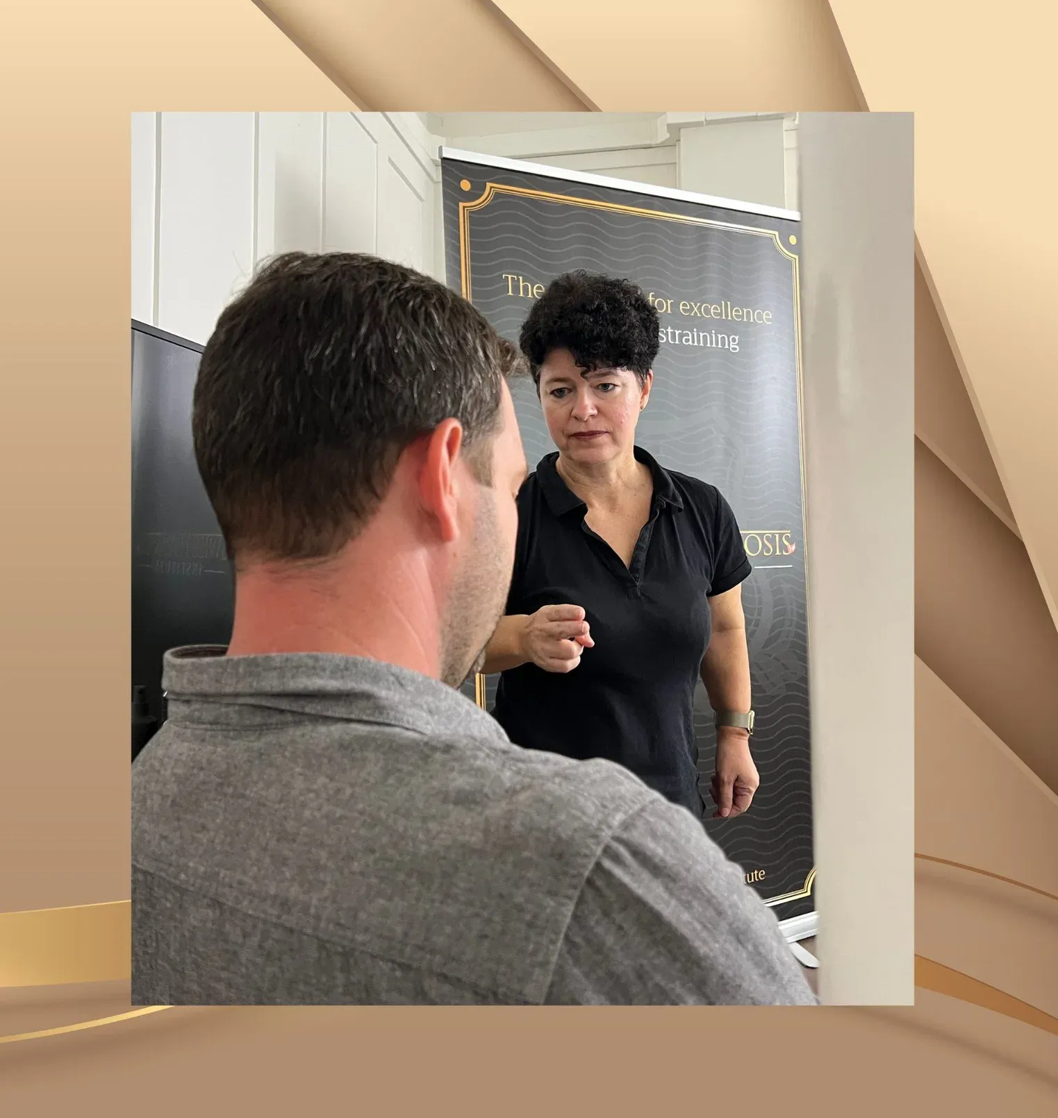 Demonstration einer professionellen Blitzhypnose im Rahmen der Blitzhypnose Ausbildung Schweiz.