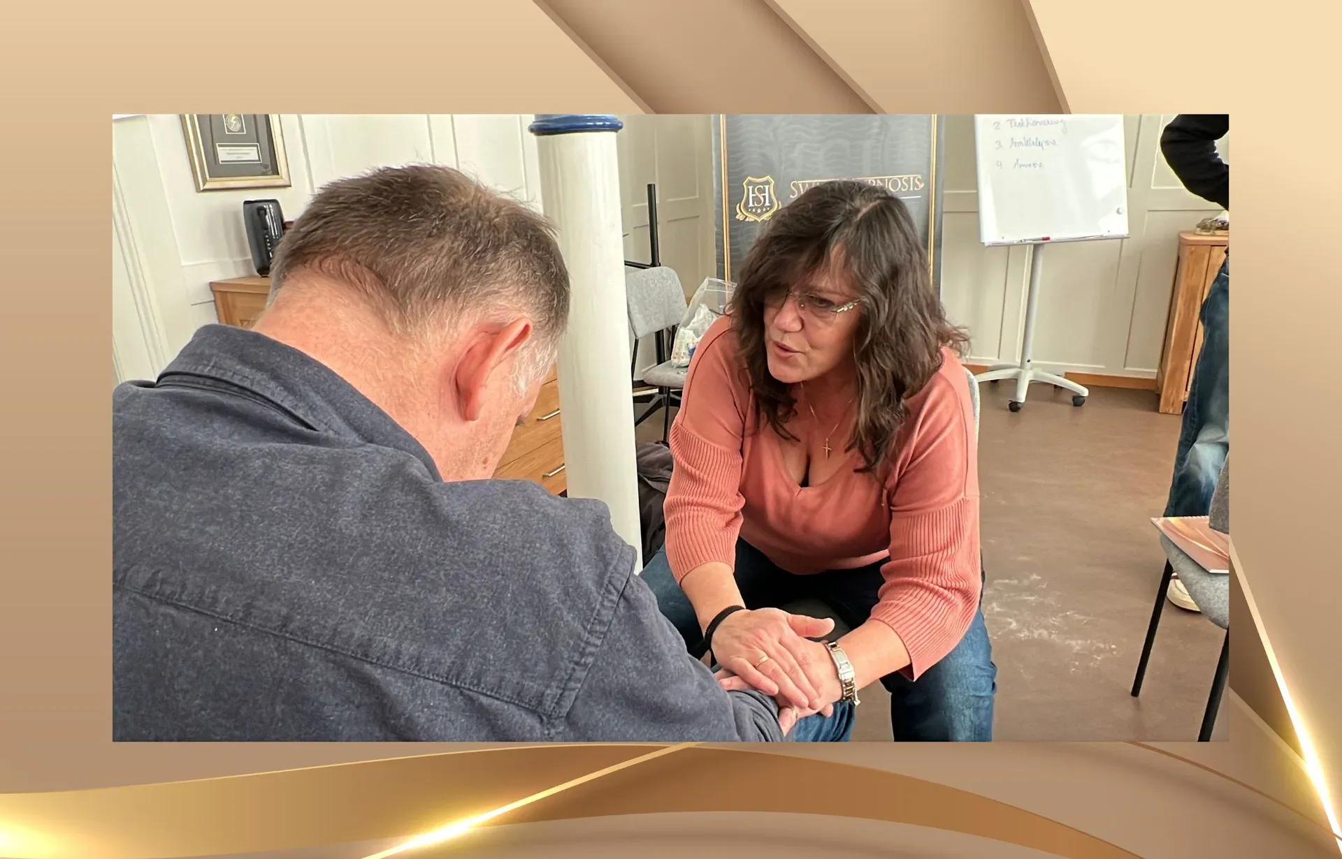 Schülerin wendet Blitzhypnose im Rahmen der Blitzhypnose Ausbildung Schweiz unter Anleitung an.