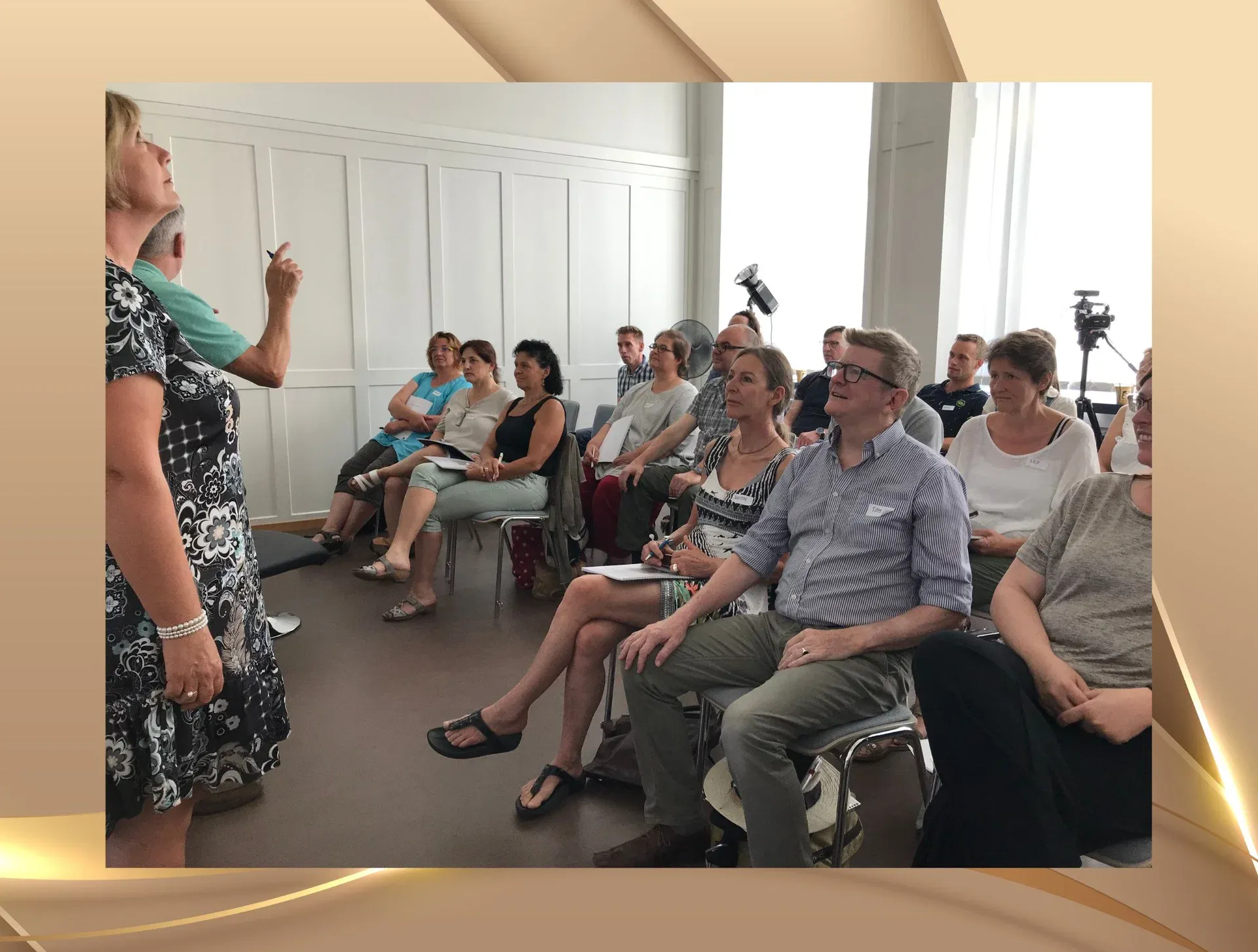 Praxisunterricht in Blitzhypnose mit Teilnehmern am Swiss Hypnosis Institute.