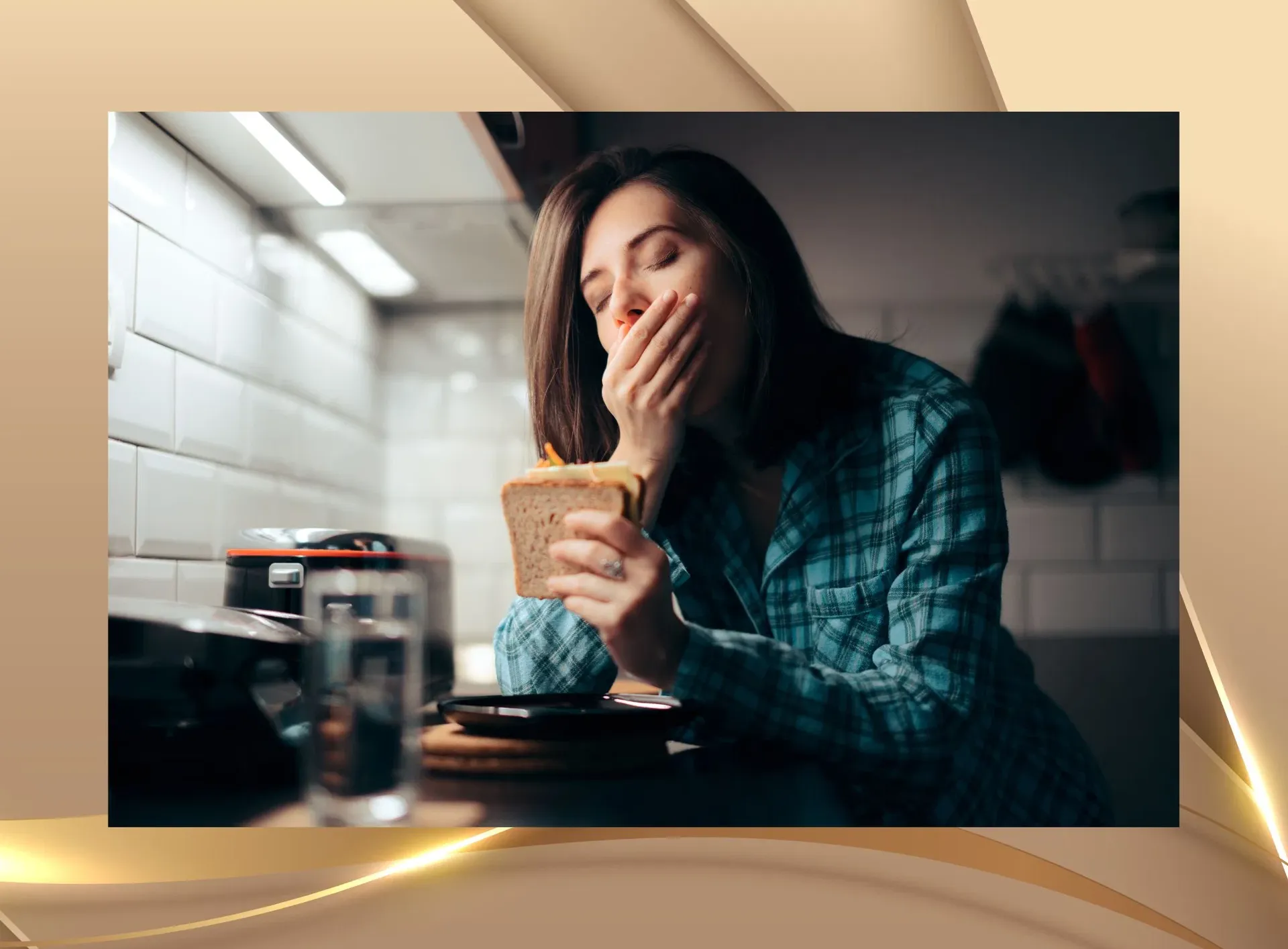 Erschöpfte Frau bereitet sich Essen zu – stressbedingtes Essverhalten im Überlebensmodus