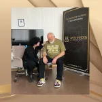 Blitzhypnose Demonstration mit einem Teilnehmer während einer Hypnose Ausbildung