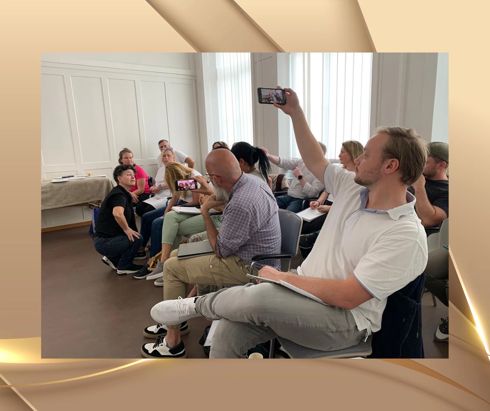 Demonstration kognitiver Überladung in einer Blitzhypnose Technik während einer Hypnose Ausbildung