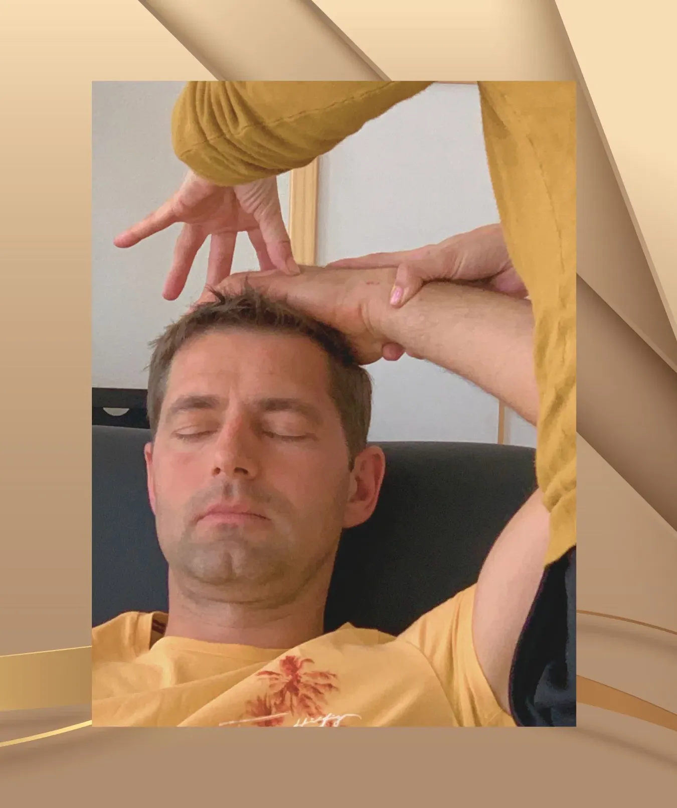 Schülerin übt Blitzhypnose mit einem Teilnehmer während einer Hypnose Ausbildung