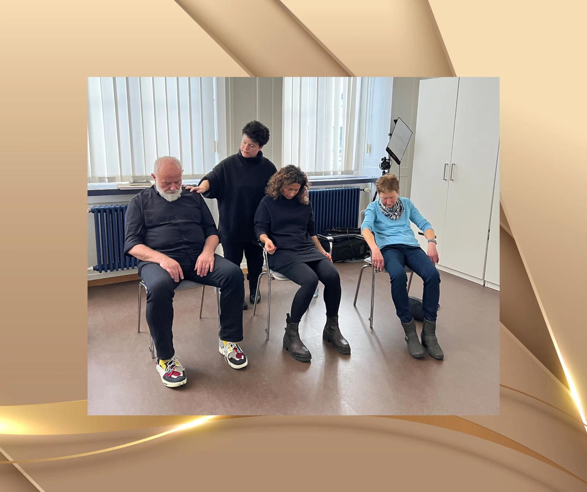 Demonstration von Blitzhypnose und klassischer Hypnose mit mehreren Teilnehmern während einer Hypnose Ausbildung