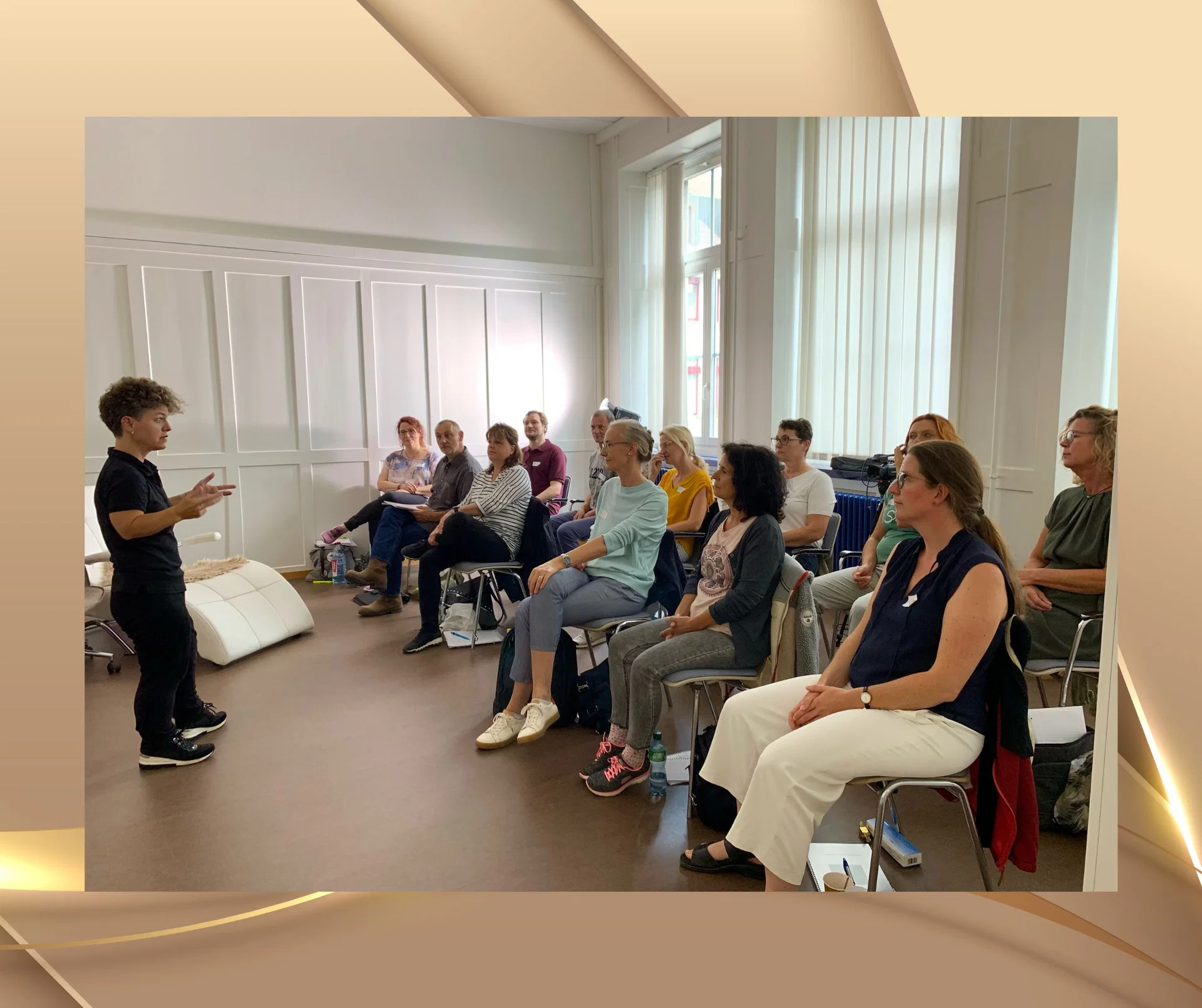 Hypnose Ausbildung mit Teilnehmern in Trance während eines Blitzhypnose Trainings