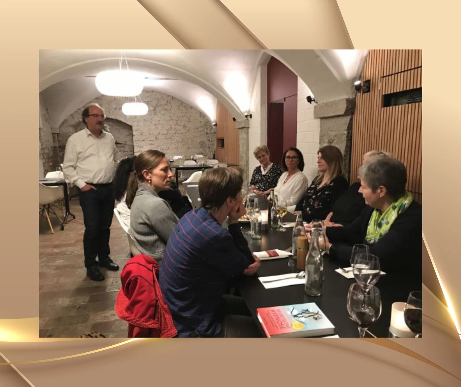 Hanspeter Ricklin beantwortet Fragen zur Regression in der Hypnosetherapie – fachlicher Austausch am IMDHA Hypnosestammtisch im Rahmen der Hypnose Ausbildung Schweiz