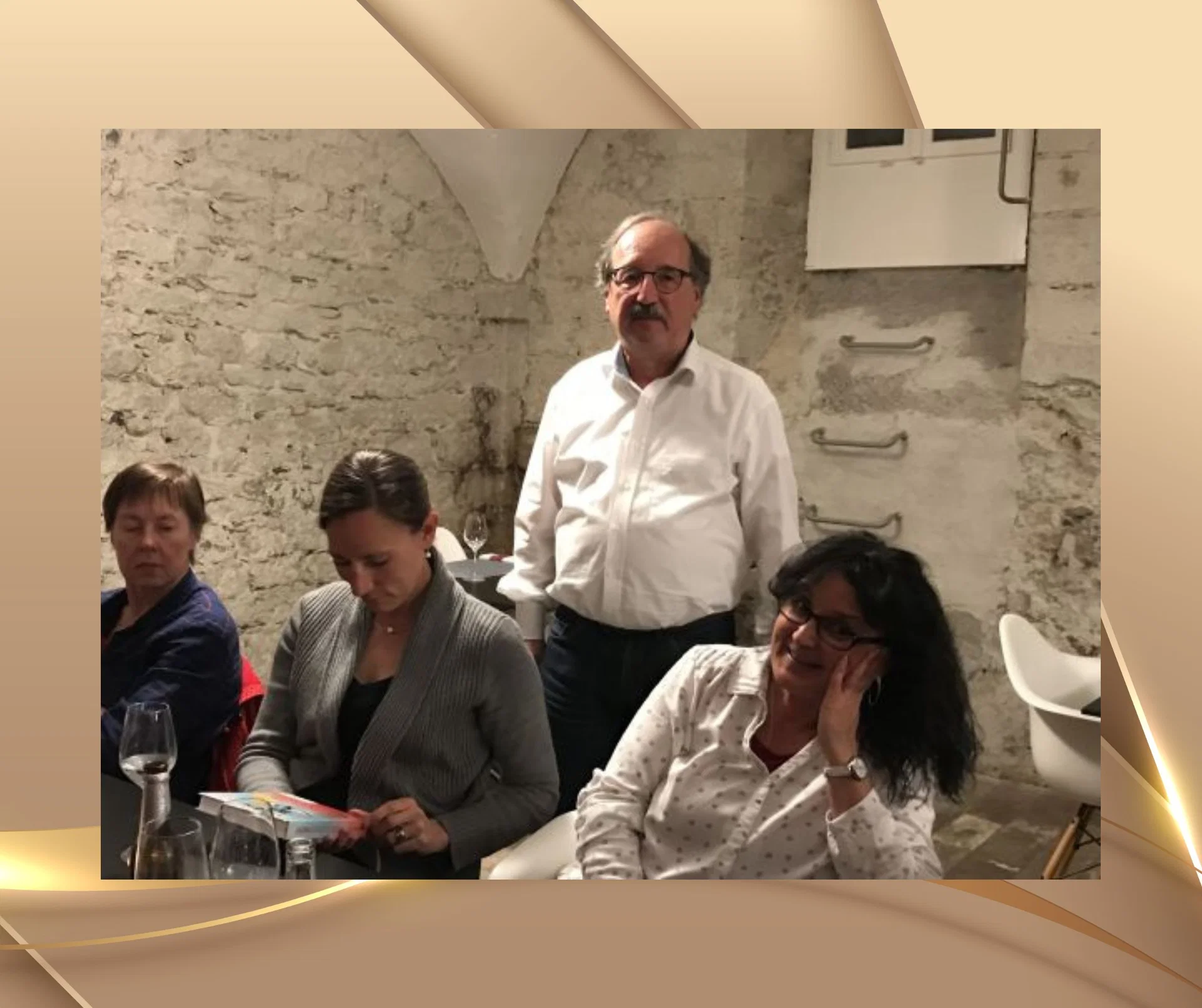 Hanspeter Ricklin erklärt Regression in der Hypnosetherapie und zeigt sein Fachbuch – IMDHA Hypnosestammtisch im Rahmen der Hypnose Ausbildung Schweiz