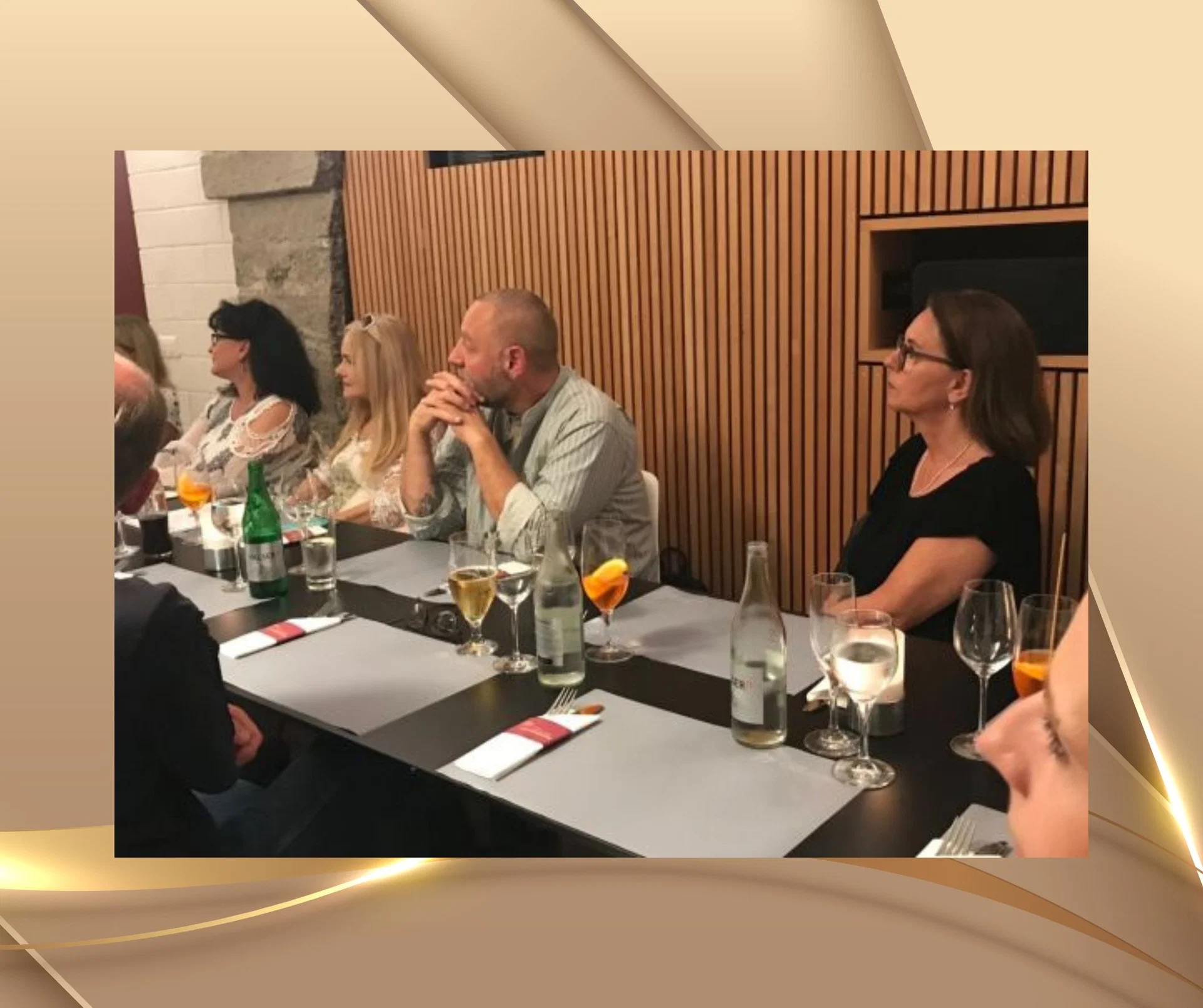 Teilnehmer hören aufmerksam dem Vortrag von Eva Reich zur Traumatherapie in der Hypnosetherapie zu – IMDHA Hypnosestammtisch im Rahmen der Hypnose Ausbildung Schweiz