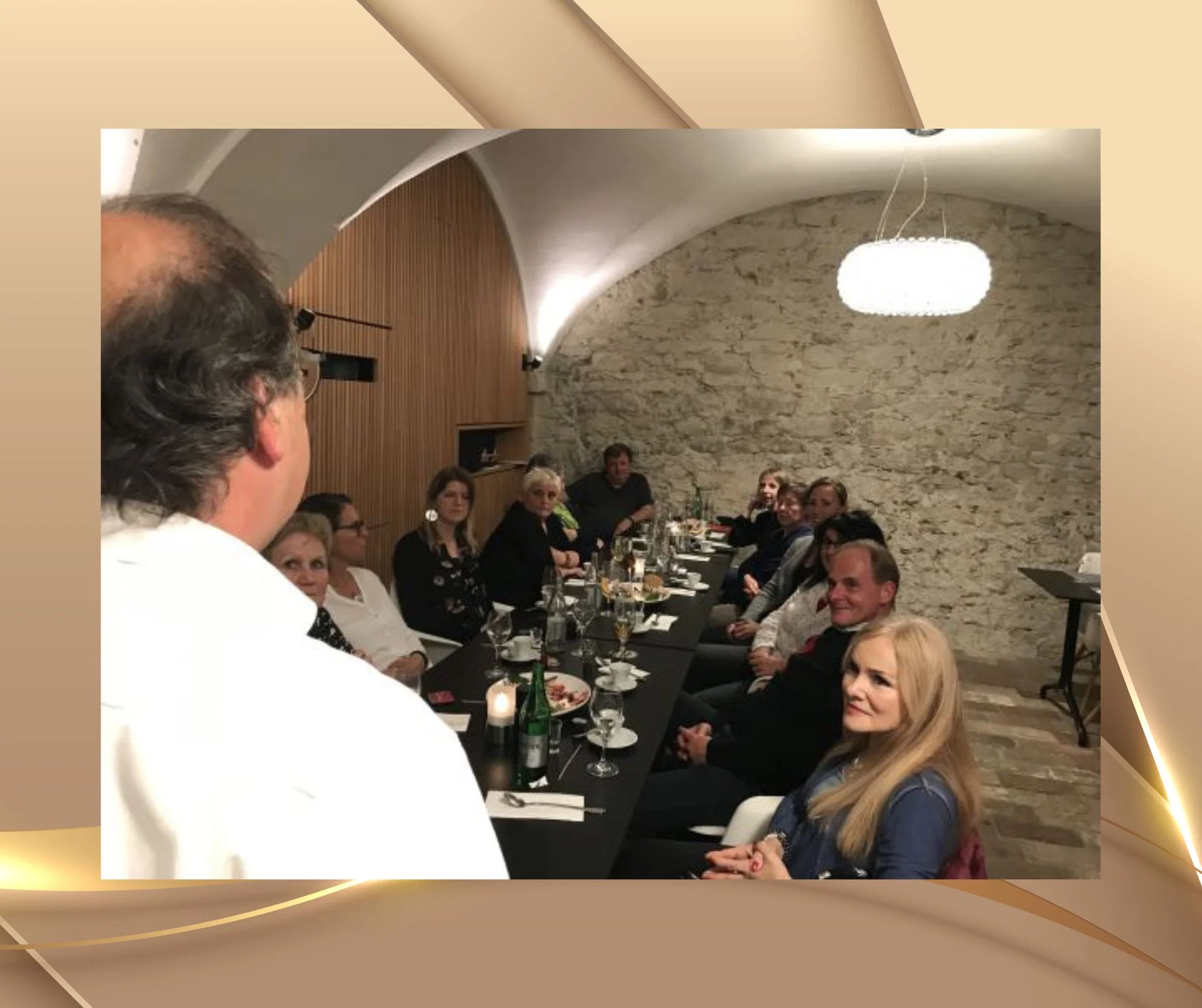 Teilnehmer hören aufmerksam dem Vortrag von Hanspeter Ricklin zur Regression in der Hypnosetherapie zu – IMDHA Hypnosestammtisch im Rahmen der Hypnose Ausbildung Schweiz