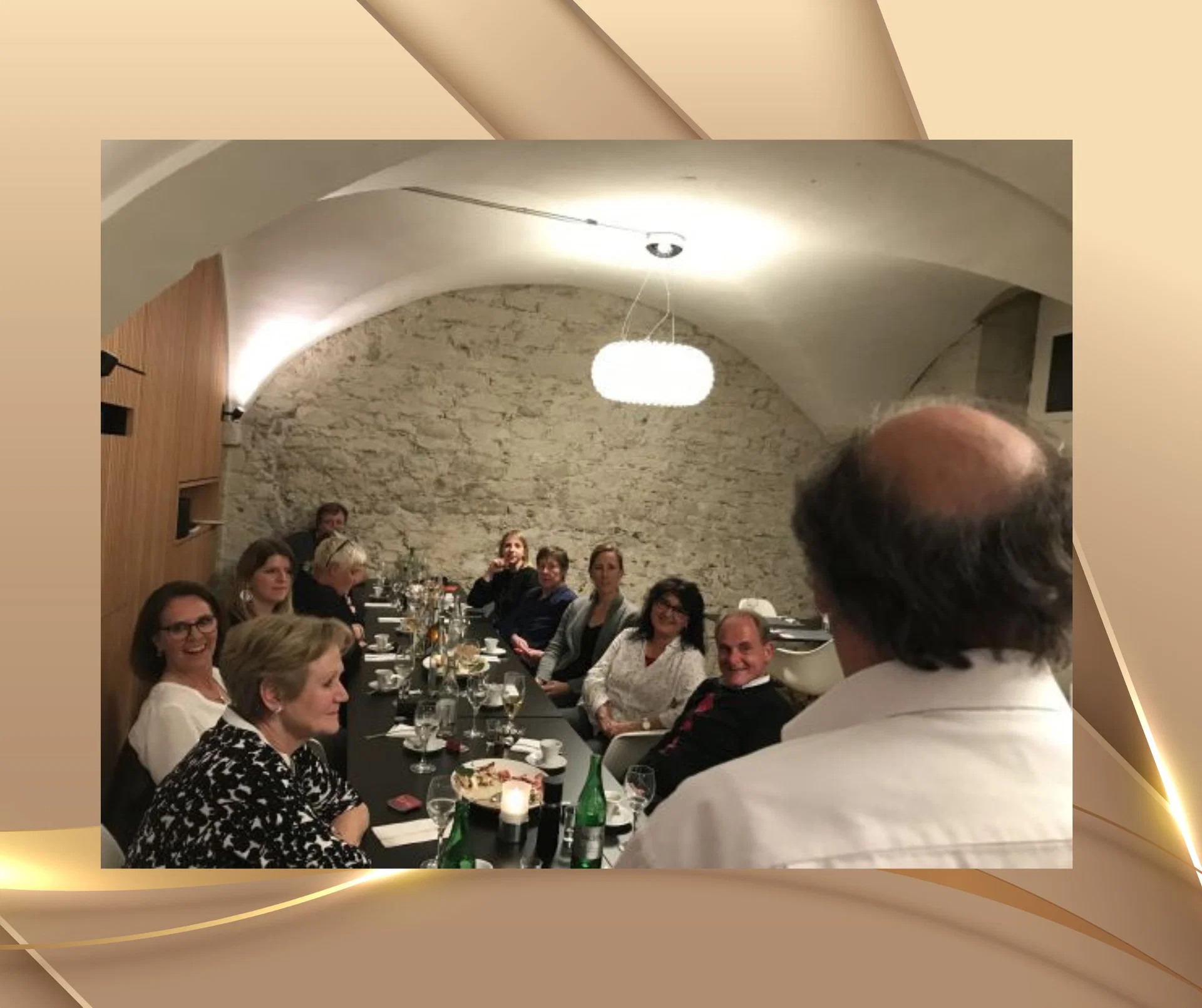 Teilnehmer lachen während des IMDHA Hypnosestammtischs in Frauenfeld – positive und entspannte Atmosphäre in der Hypnose Ausbildung Schweiz