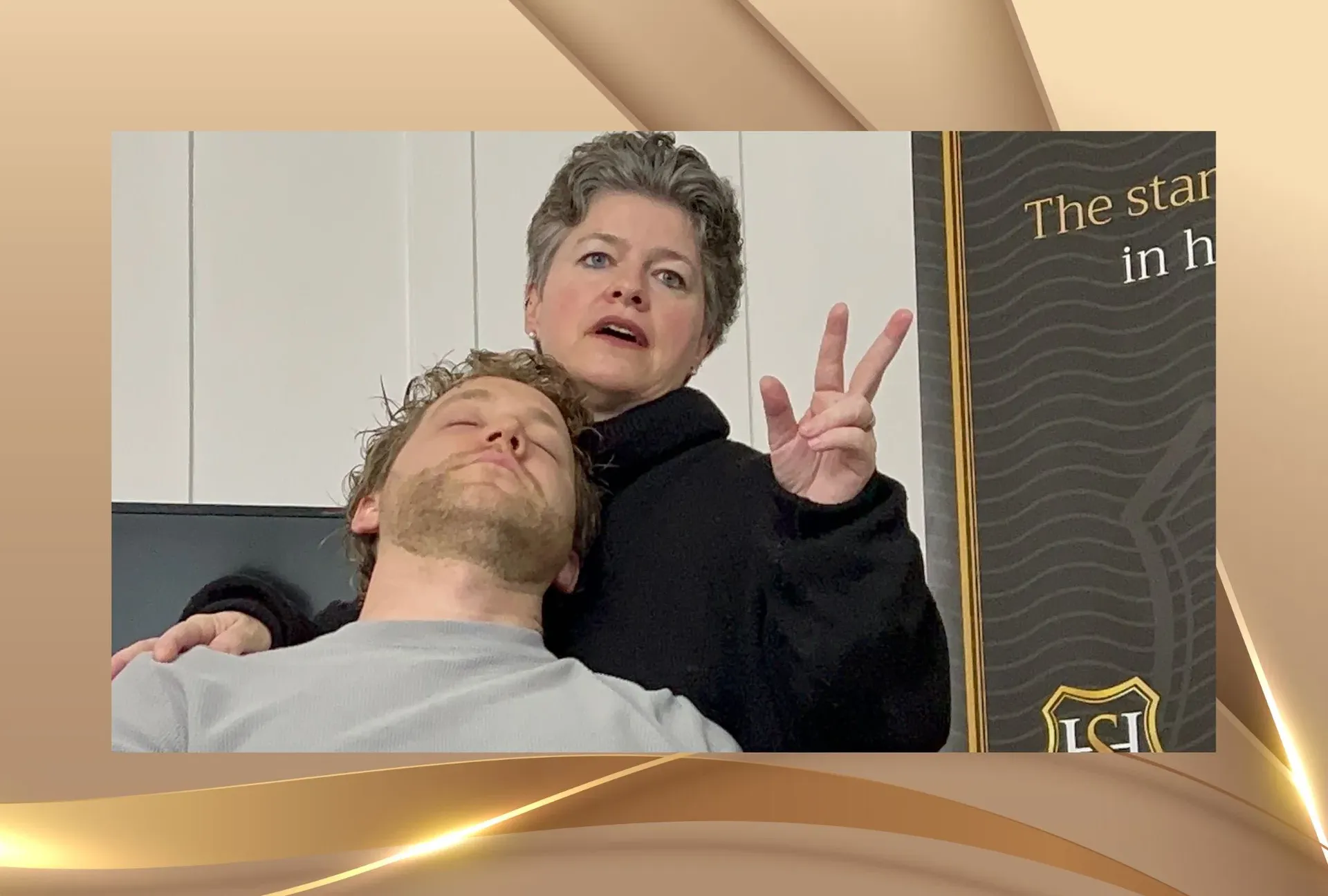 Erklärung professioneller Hypnose während einer Hypnoseausbildung mit Teilnehmer in Trance