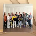 Abschlussklasse einer Hypnose-Ausbildung mit sichtbarer Freude und starkem Gemeinschaftsgefühl