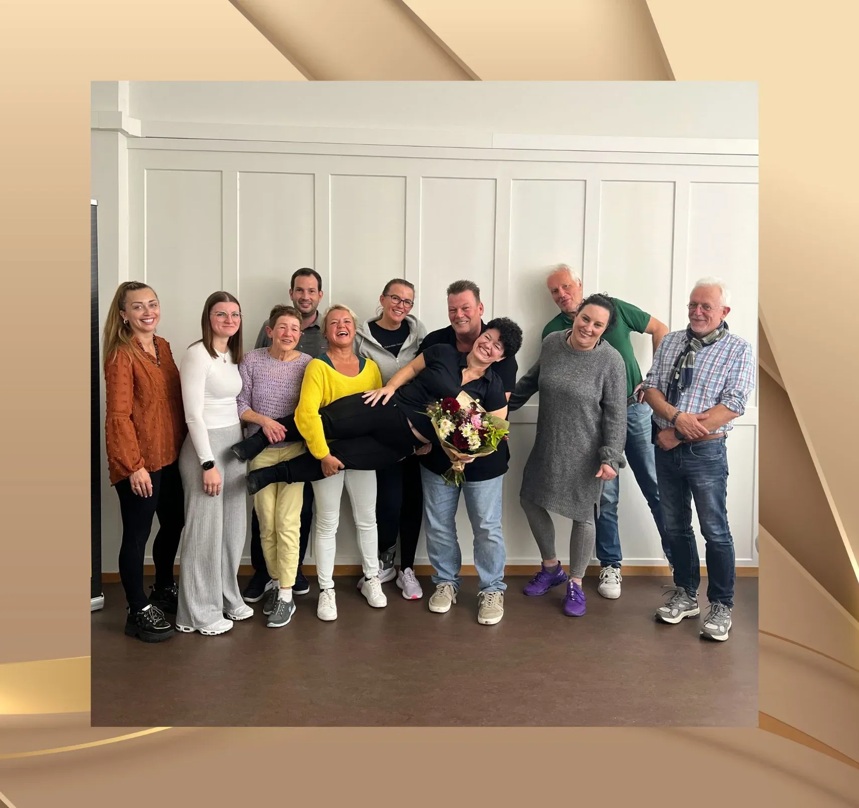 Abschlussklasse einer Hypnose-Ausbildung mit sichtbarer Freude und starkem Gemeinschaftsgefühl