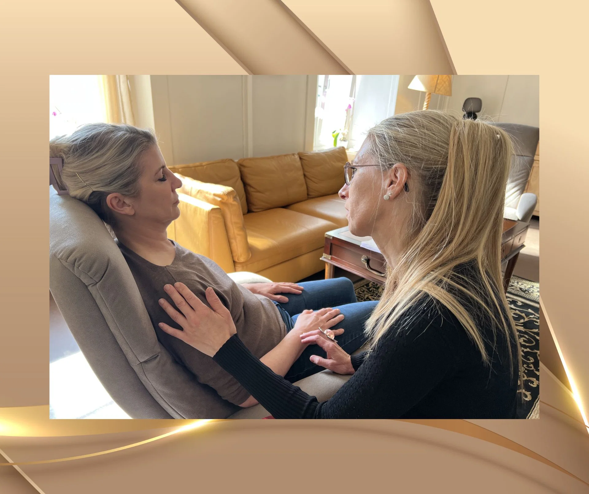 Teilnehmerin begleitet eine andere Schülerin einfühlsam in einer Hypnose-Ausbildung