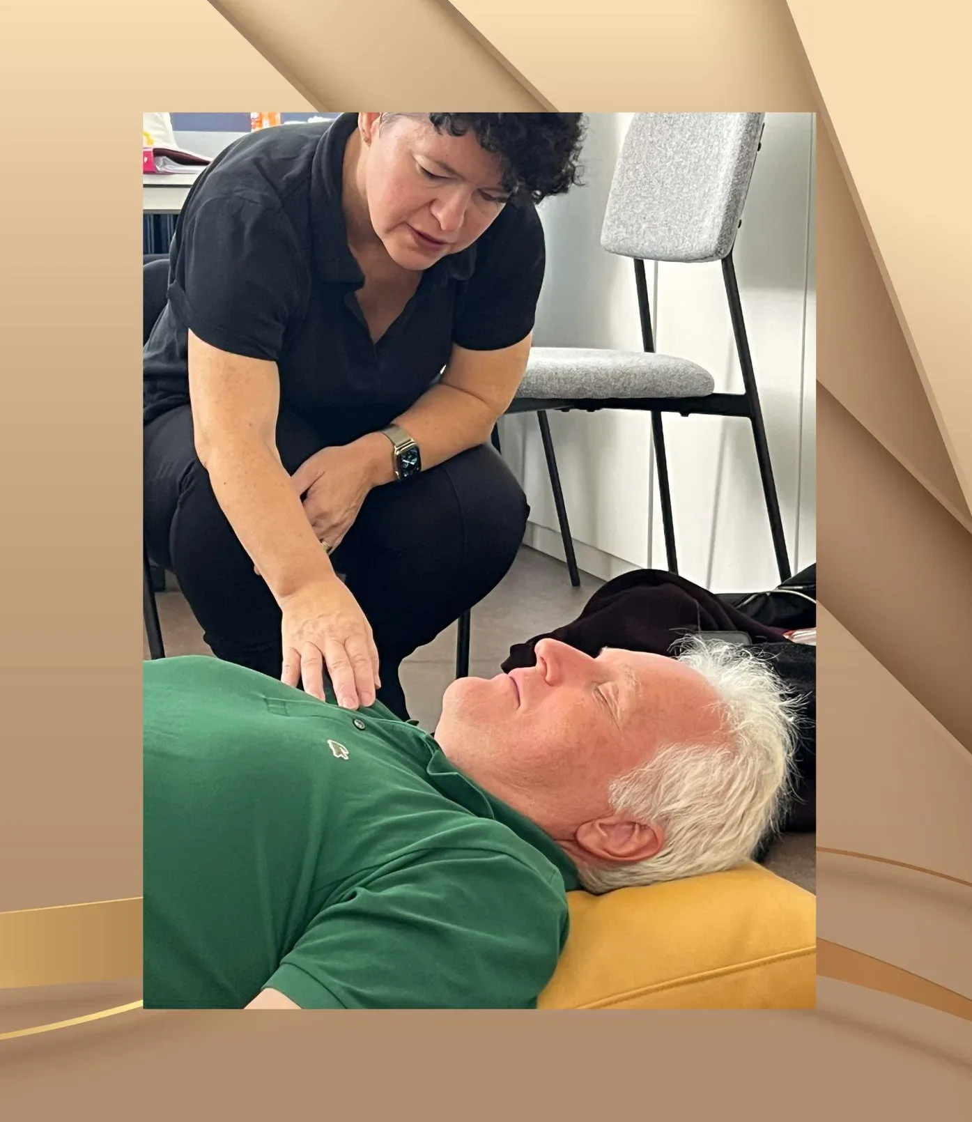 Demonstration im Hypnose-Unterricht mit einem Teilnehmer zur praktischen Anwendung