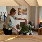 Schüler üben gemeinsam im Unterricht und vertiefen Hypnose auf mehreren Ebenen