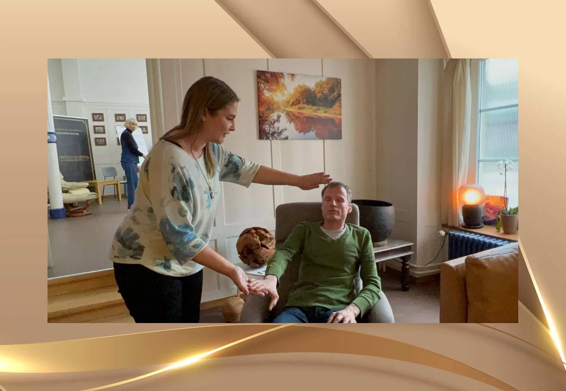 Schüler üben gemeinsam im Unterricht und vertiefen Hypnose auf mehreren Ebenen