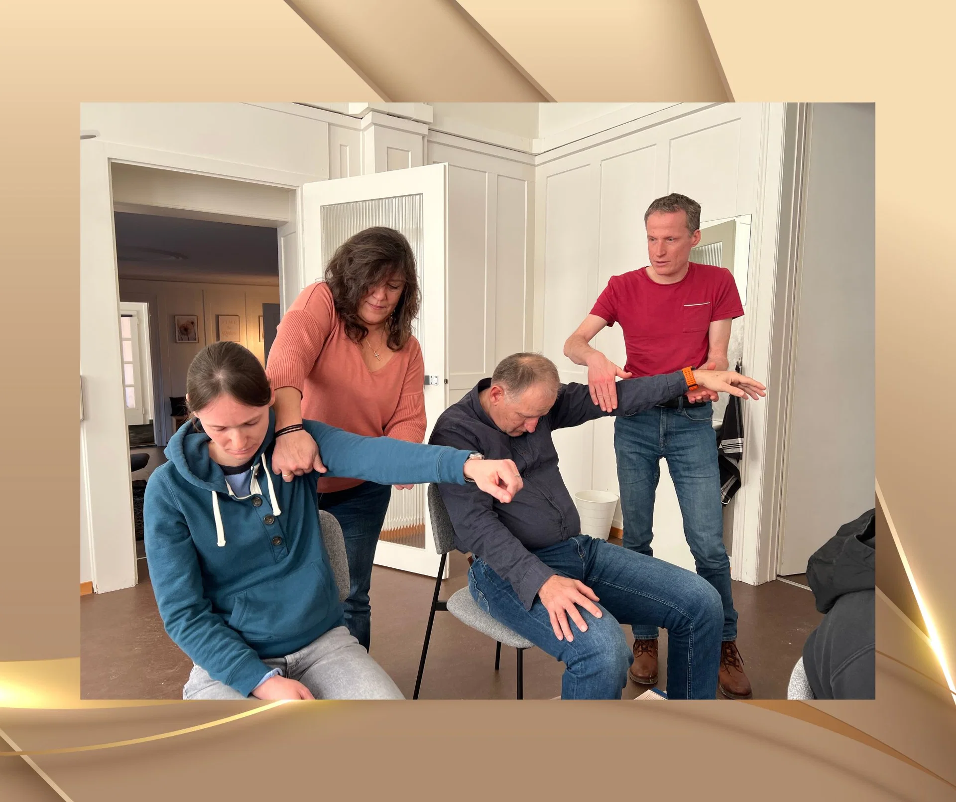 Teilnehmende üben im Hypnose-Unterricht ein vertieftes Hypnosestadium in der Praxis