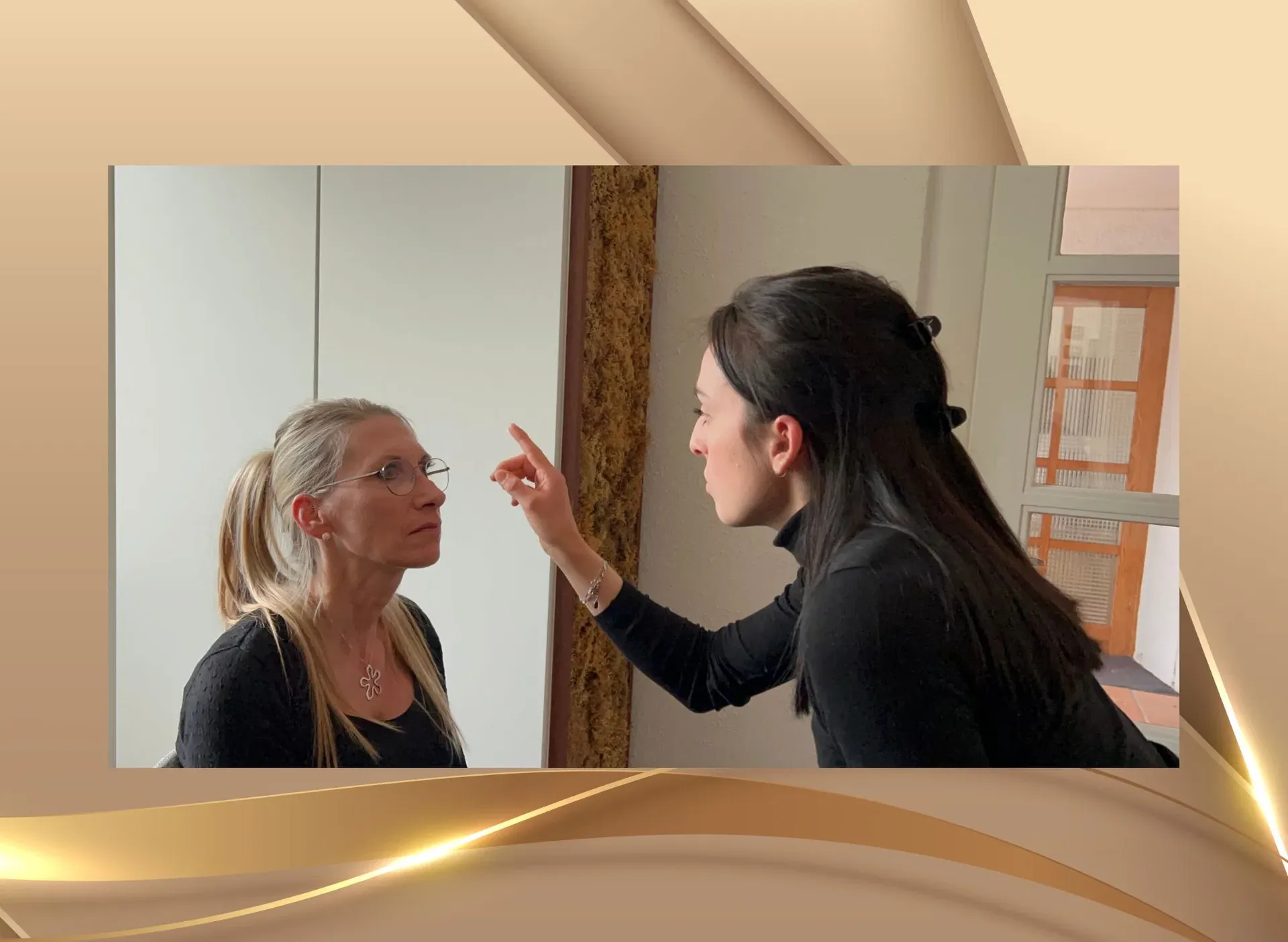 Teilnehmerinnen üben Hypnose praktisch im Unterricht einer Hypnose-Ausbildung