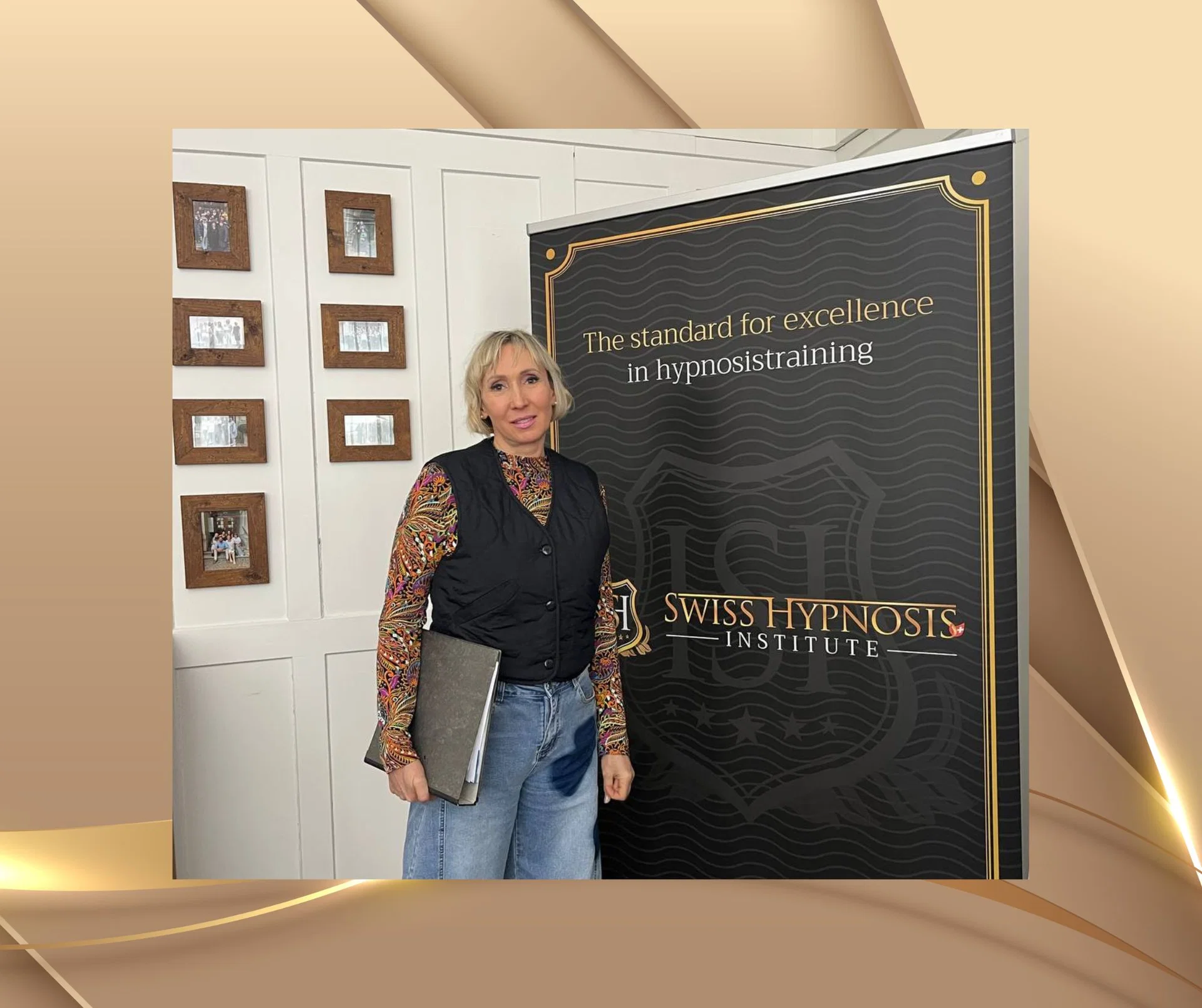 Teilnehmerin nach der Ausbildung mit Unterlagen als Symbol für den Beginn ihres weiteren Lernwegs