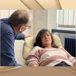 Schüler und Schülerin üben Hypnose praktisch im Unterricht einer Ausbildung