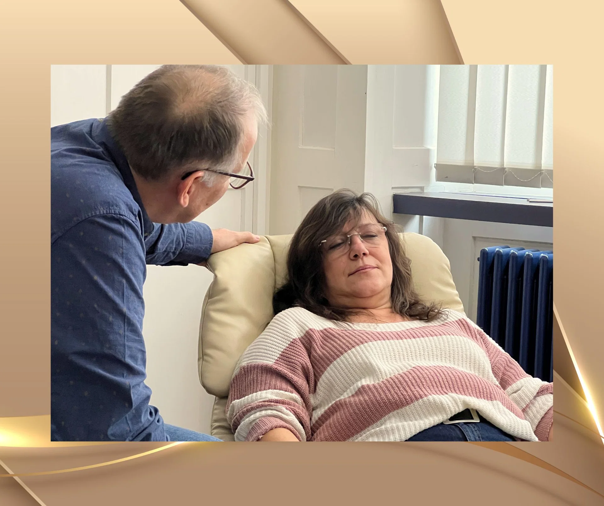 Schüler und Schülerin üben Hypnose praktisch im Unterricht einer Ausbildung