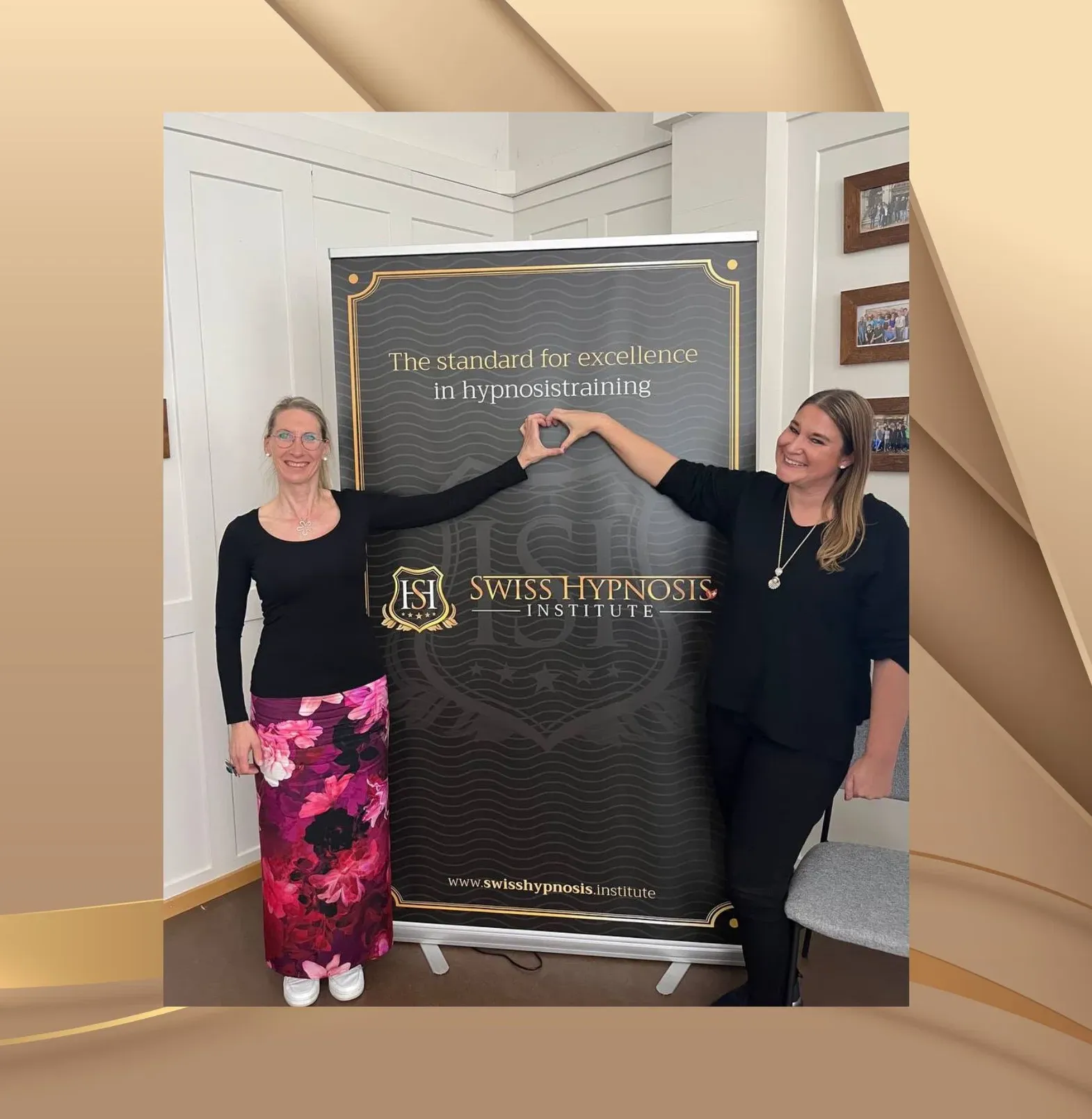 Zwei Teilnehmerinnen eines Hypnosekurses bilden ein Herz vor dem Logo des Swiss Hypnosis Institute