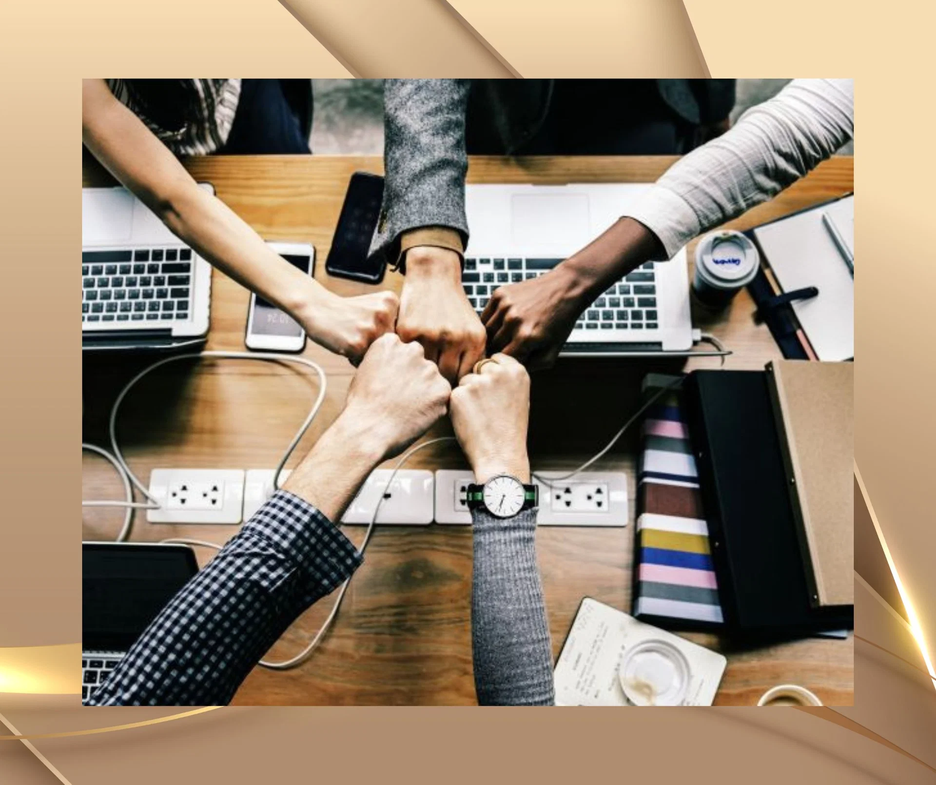 Teilnehmende einer Teilnehmende einer fundierten Hypnose-Ausbildung beim Lernen mit Büchern, Computer und Praxisbezug