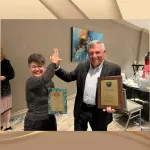 Nicole Wackernagel erhält 2023 den internationalen IACT Award „Hypnotist of the Year“ gemeinsam mit Sean Michael Andrews, der im selben Jahr als Lifetime Fellow der IMDHA ausgezeichnet wurde.