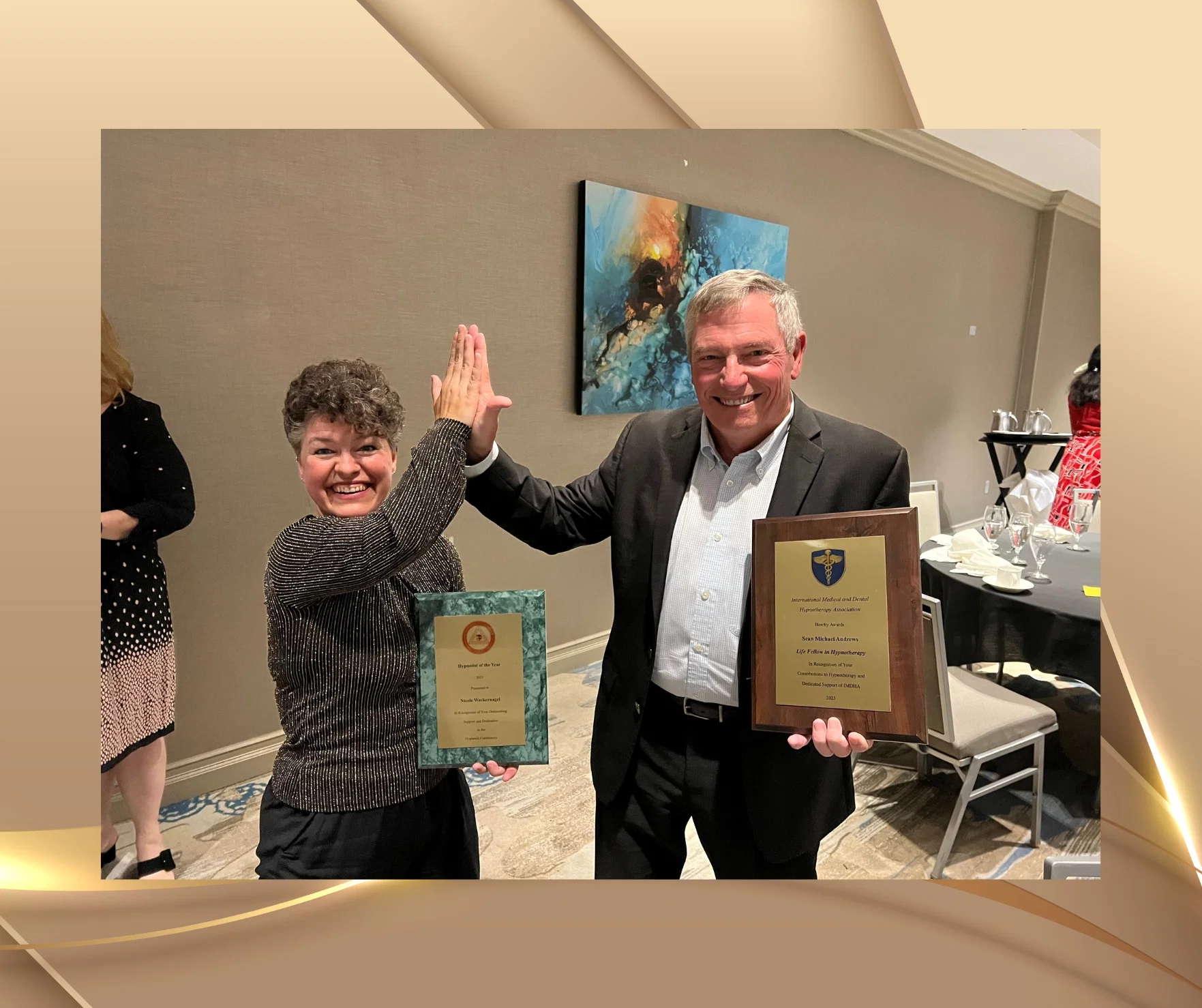 Nicole Wackernagel erhält 2023 den internationalen IACT Award „Hypnotist of the Year“ gemeinsam mit Sean Michael Andrews, der im selben Jahr als Lifetime Fellow der IMDHA ausgezeichnet wurde.