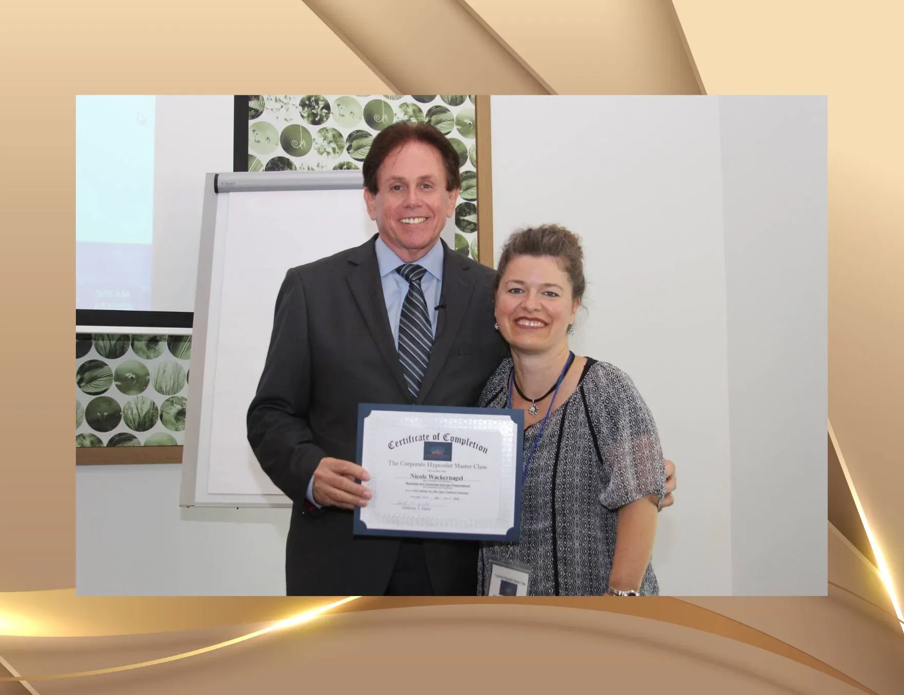 Dr. Anthony Galie überreicht Nicole Wackernagel im Jahr 2016 ein Zertifikat im Bereich Keynote Speaking und professionelle Vortragsgestaltung während einer internationalen Hypnose-Fachfortbildung.