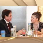 Fachlicher Austausch zwischen Nicole Wackernagel und Dr. Anthony Galie während einer internationalen Hypnose-Fachfortbildung im Jahr 2016. Diskussion über Psychologie, Hypnose und therapeutische Kommunikation.