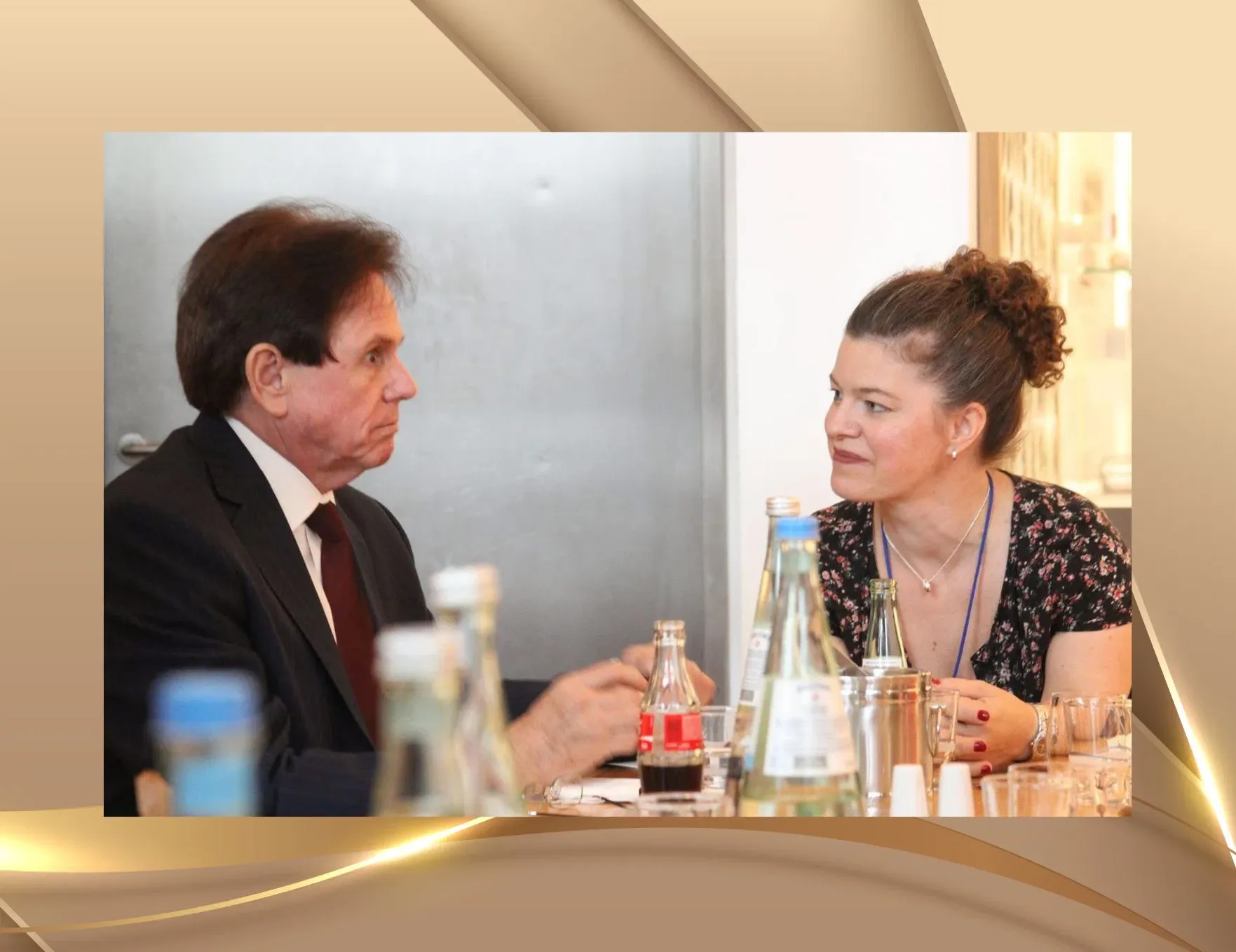 Fachlicher Austausch zwischen Nicole Wackernagel und Dr. Anthony Galie während einer internationalen Hypnose-Fachfortbildung im Jahr 2016. Diskussion über Psychologie, Hypnose und therapeutische Kommunikation.