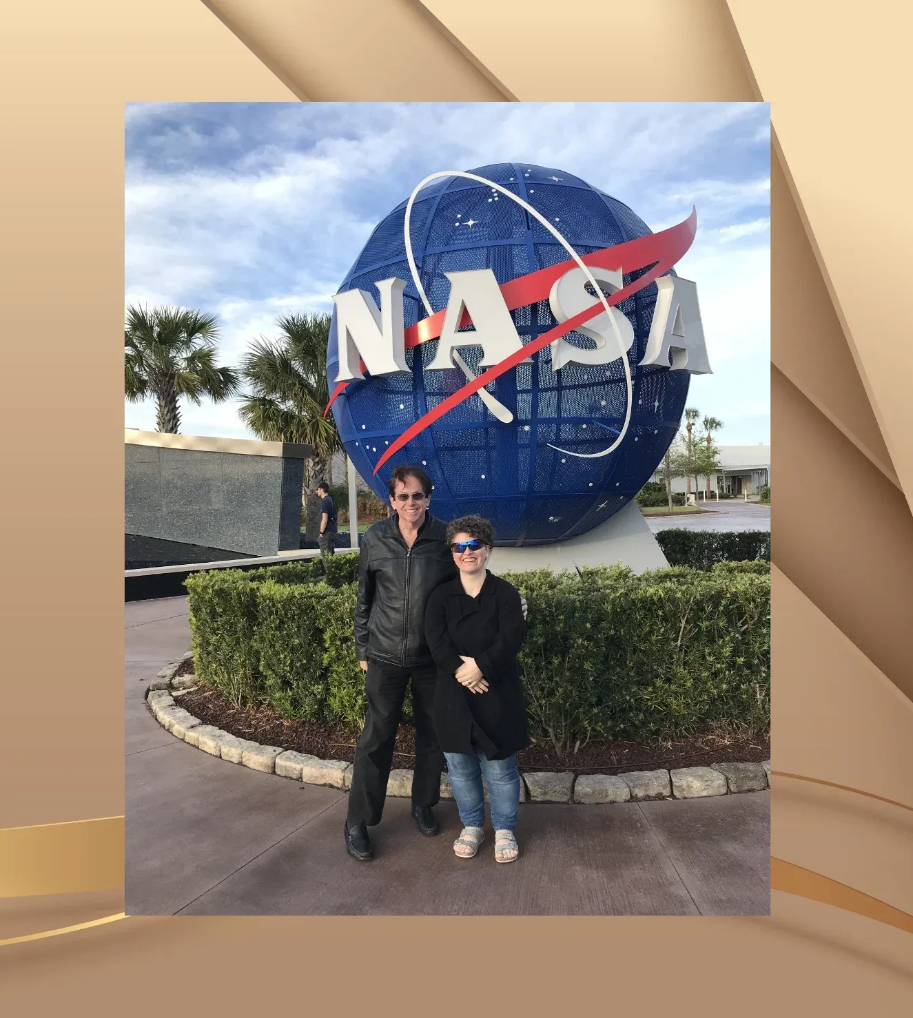 Dr. Anthony Galie und Nicole Wackernagel während eines gemeinsamen Besuchs im Kennedy Space Center in Florida im Jahr 2018. Intensive Gespräche über Psychologie, Hypnose, Bewusstsein und therapeutische Prozesse prägten den fachlichen Austausch.