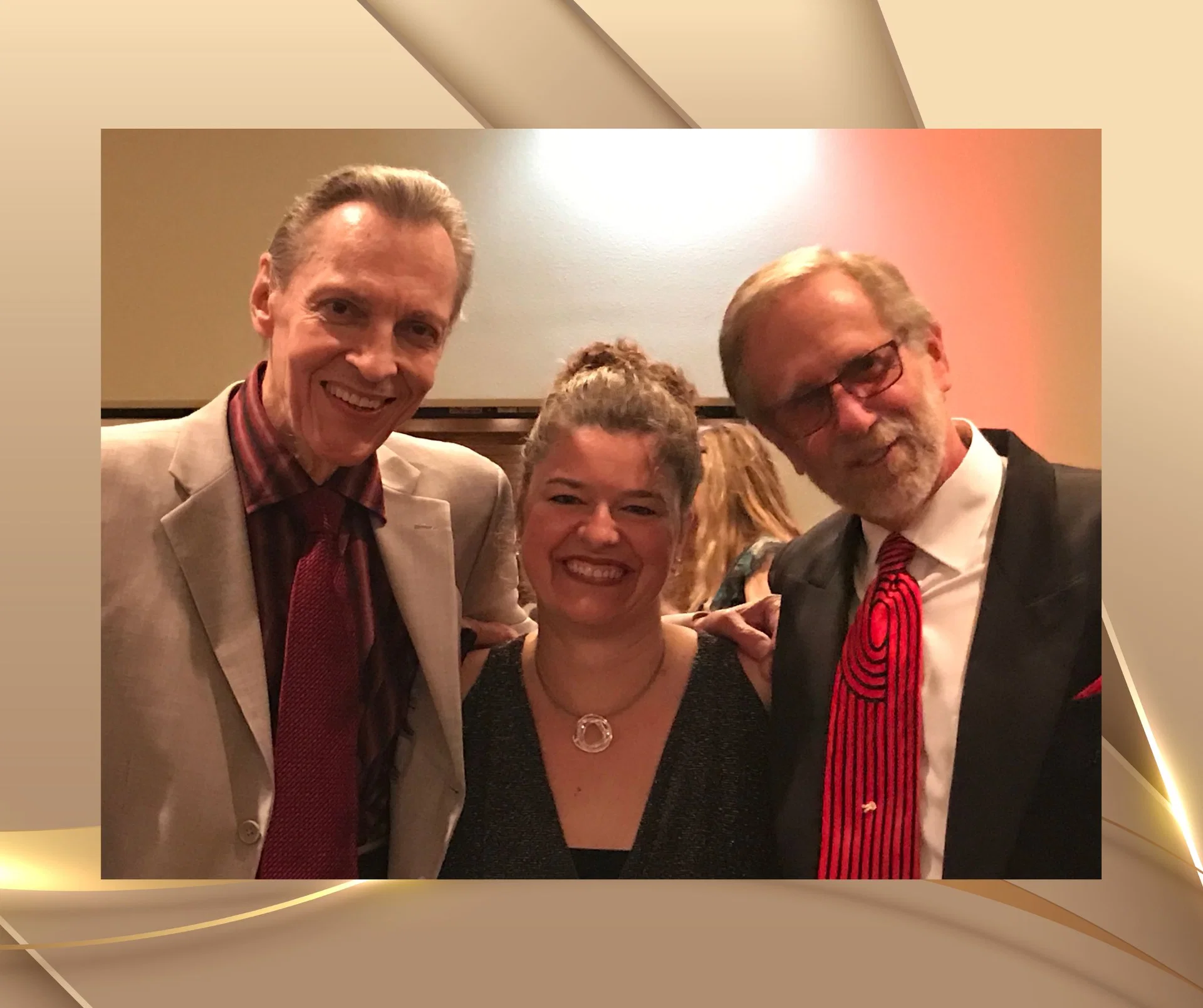 Nicole Wackernagel gemeinsam mit Dr. George Bien und Robert Otto während eines Gala-Abends der IMDHA und IACT im Jahr 2017.