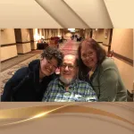 Nicole Wackernagel gemeinsam mit Larry und Cheryl Elman an einer internationalen Hypnose-Konferenz. Die Zusammenarbeit mit internationalen Mentoren prägte die heutige Hypnose Ausbildung Schweiz nachhaltig.