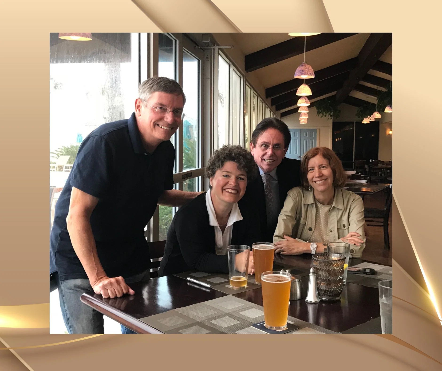 Sean Michael Andrews stellt Nicole Wackernagel an der IMDHA Hypnose-Konferenz in Daytona 2018 Dr. Anthony Galie vor. Internationale Zusammenarbeit und Mentoring in moderner Hypnose und Hypnosetherapie.