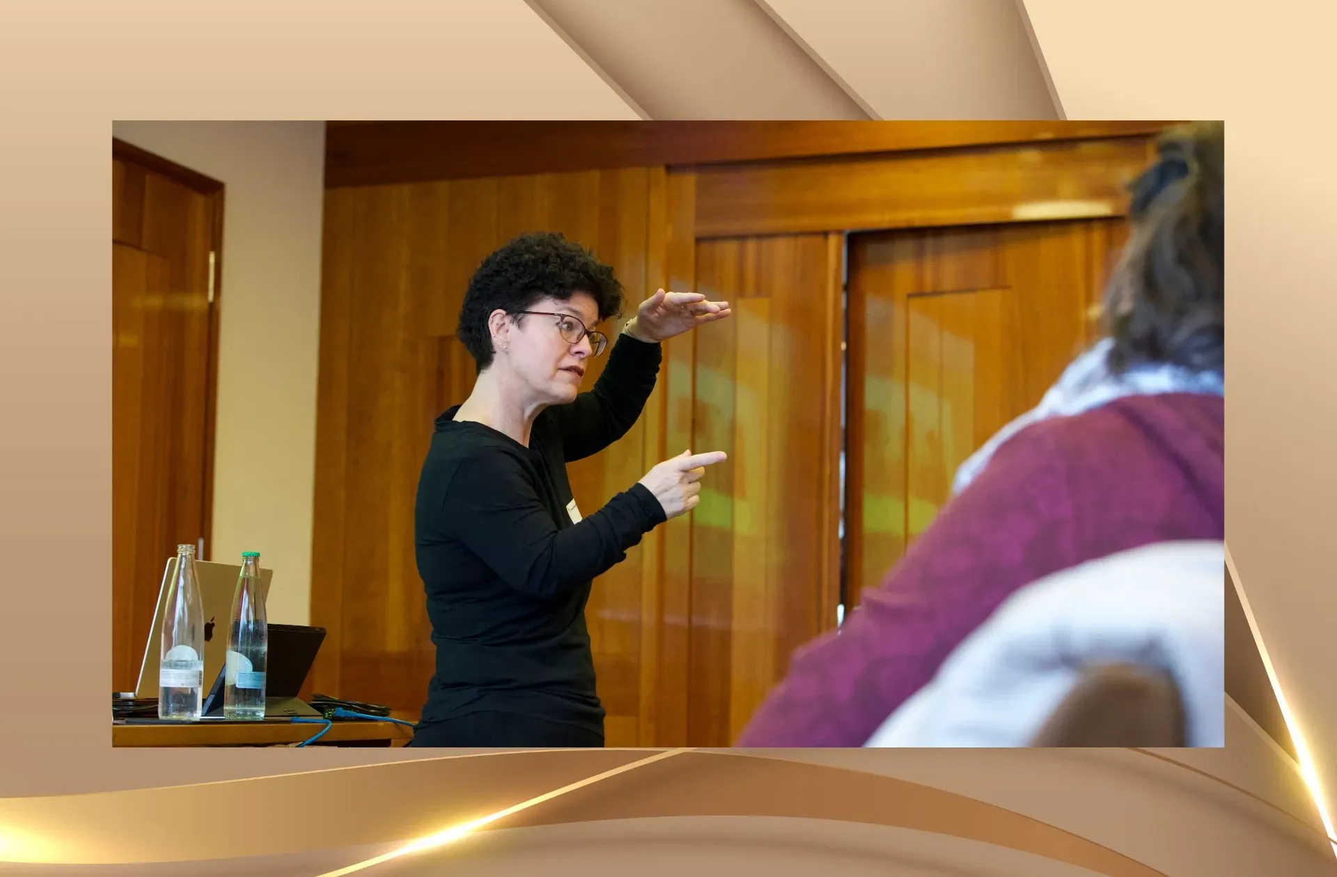 Dozent erklärt den Einsatz von NLP-Techniken in der Raucherentwöhnung und Hypnosetherapie während eines Fachvortrags.