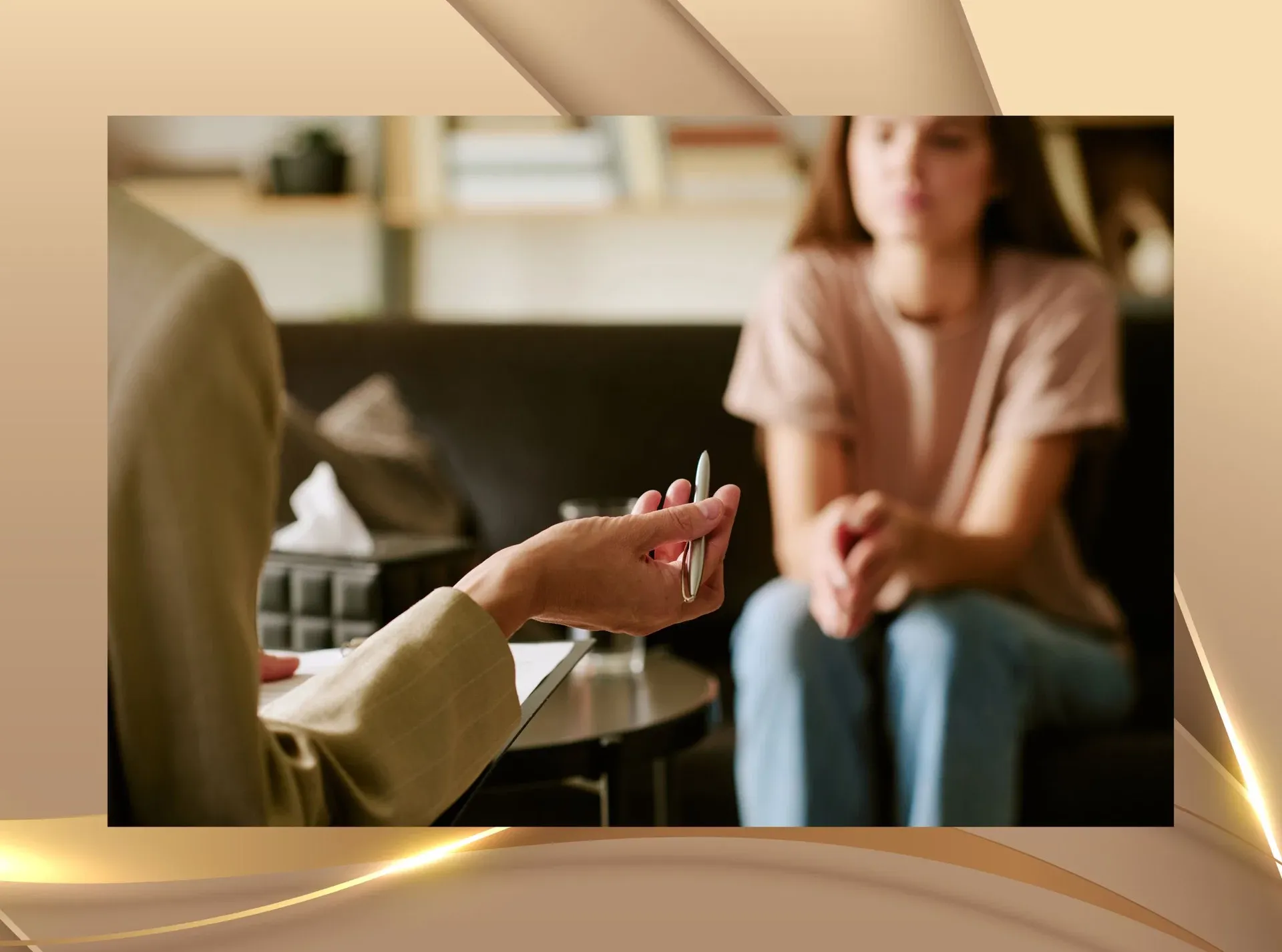 Klientin im Gespräch mit einem Hypnosetherapeuten während einer Raucherentwöhnung mit Hypnose zur individuellen Analyse von Rauchverhalten und Auslösern.