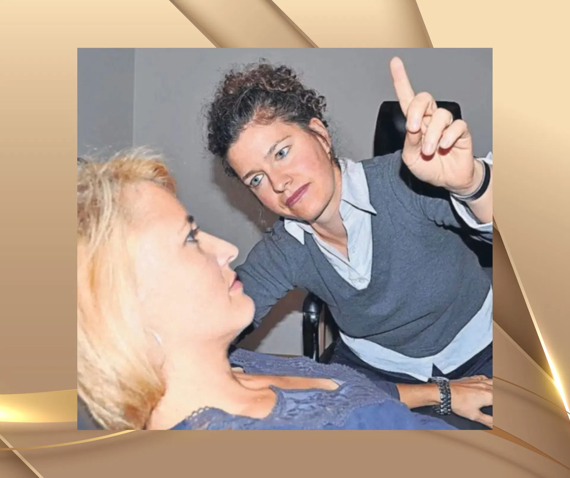 Nicole Wackernagel hypnotisiert eine Kollegin während eines Zeitungsberichts über Hypnose im Jahr 2013.