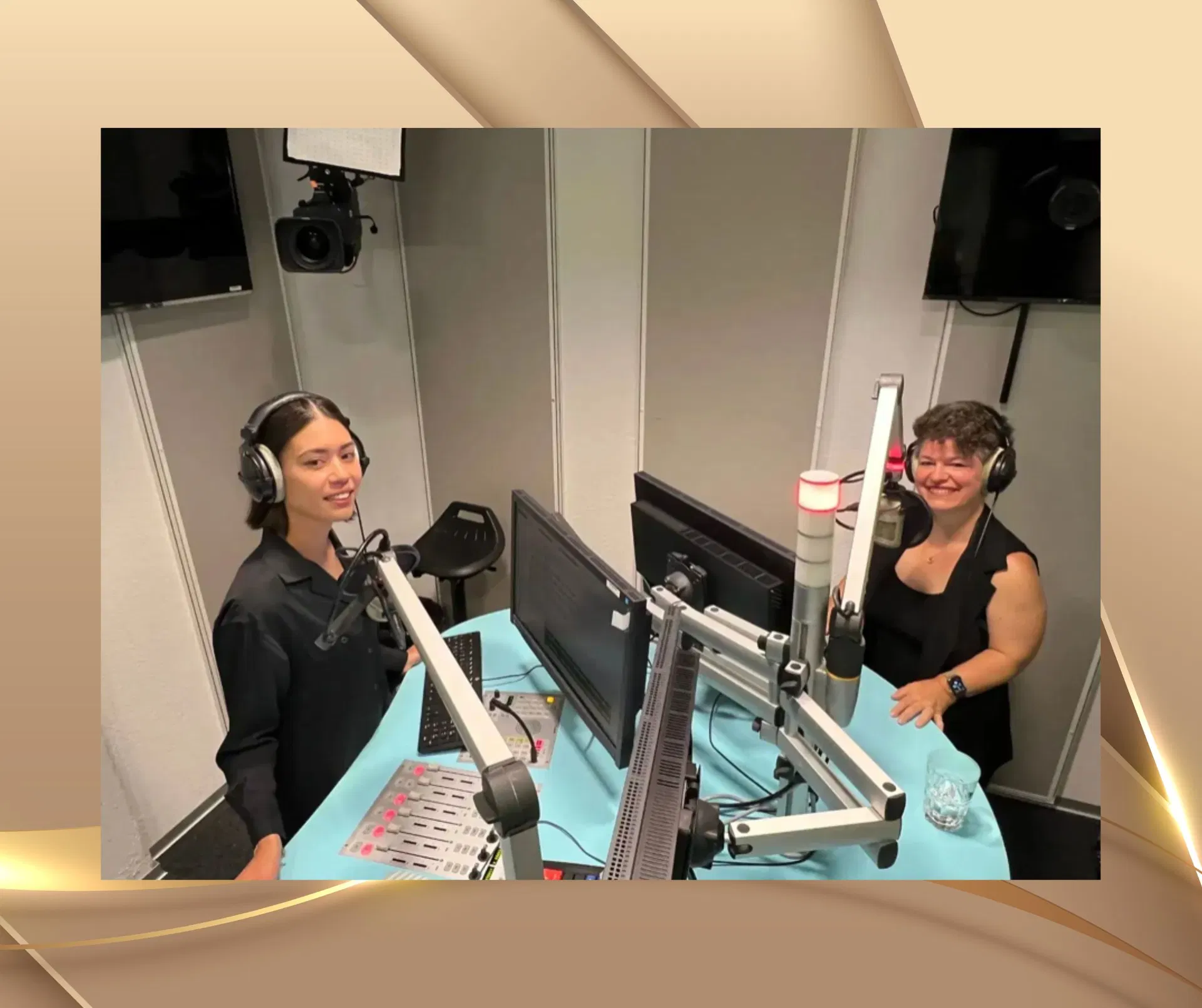 Nicole Wackernagel während eines Radiointerviews im Studio von Radio TOP über Rauchstopp und medizinische Hypnose anlässlich des Welttags des Nichtrauchens.